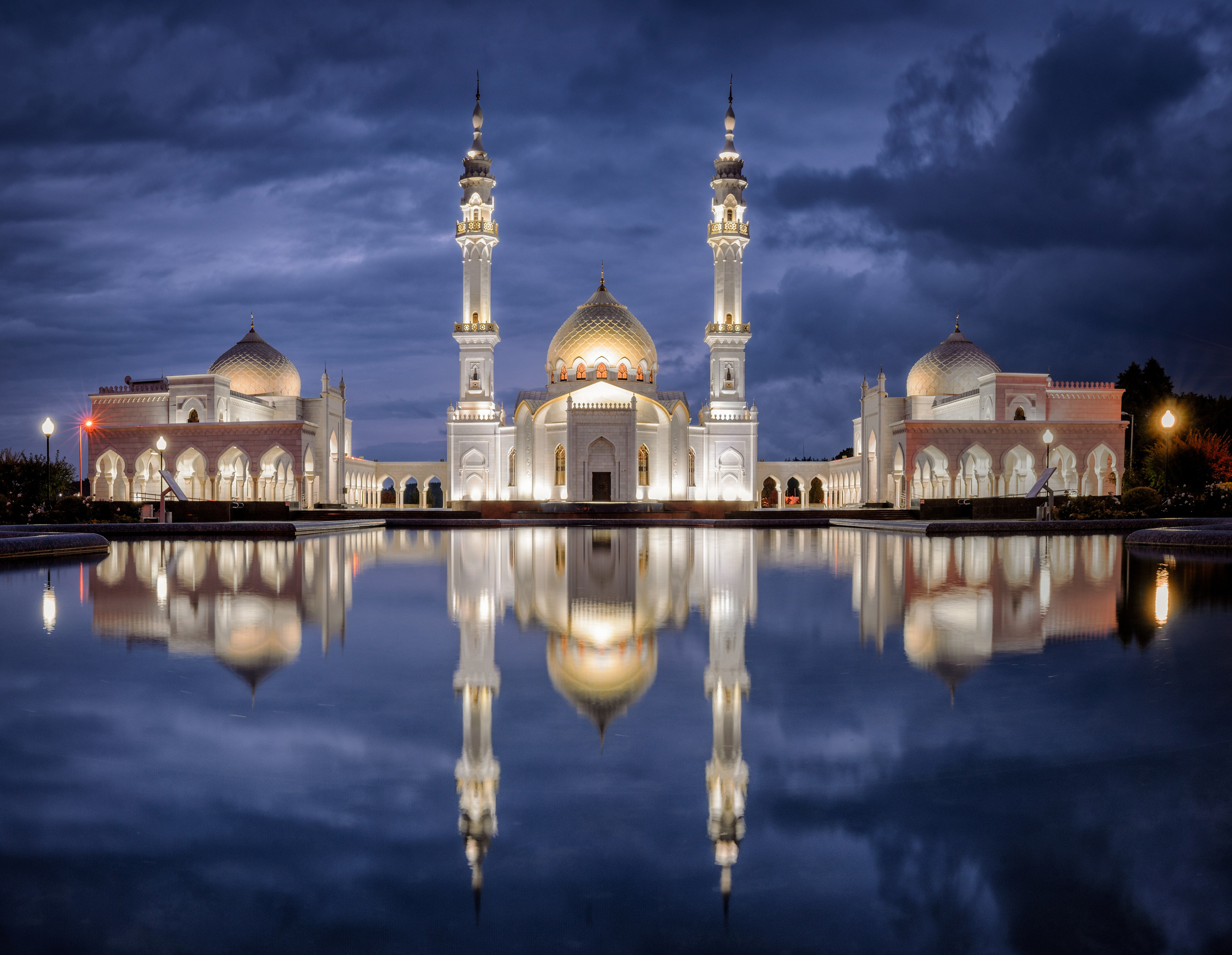 Ночной вид на Белую мечеть в Болгаре с отражением в воде 