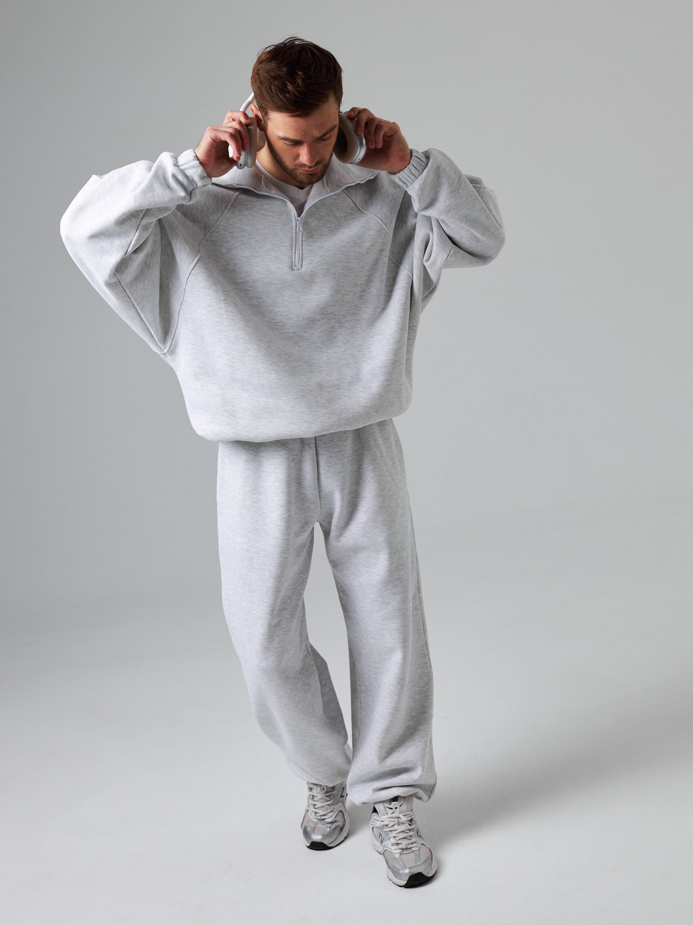 Фотосъемка оверсайз костюмов Екатеринбург Wildberries ВБ Ozon Озон спортивный костюм оверсайз фотосессия одежды Екб заказать цена фото товар. Фотограф Екатеринбург Анастасия Жерновская | Маркетплейсы и нейрофото