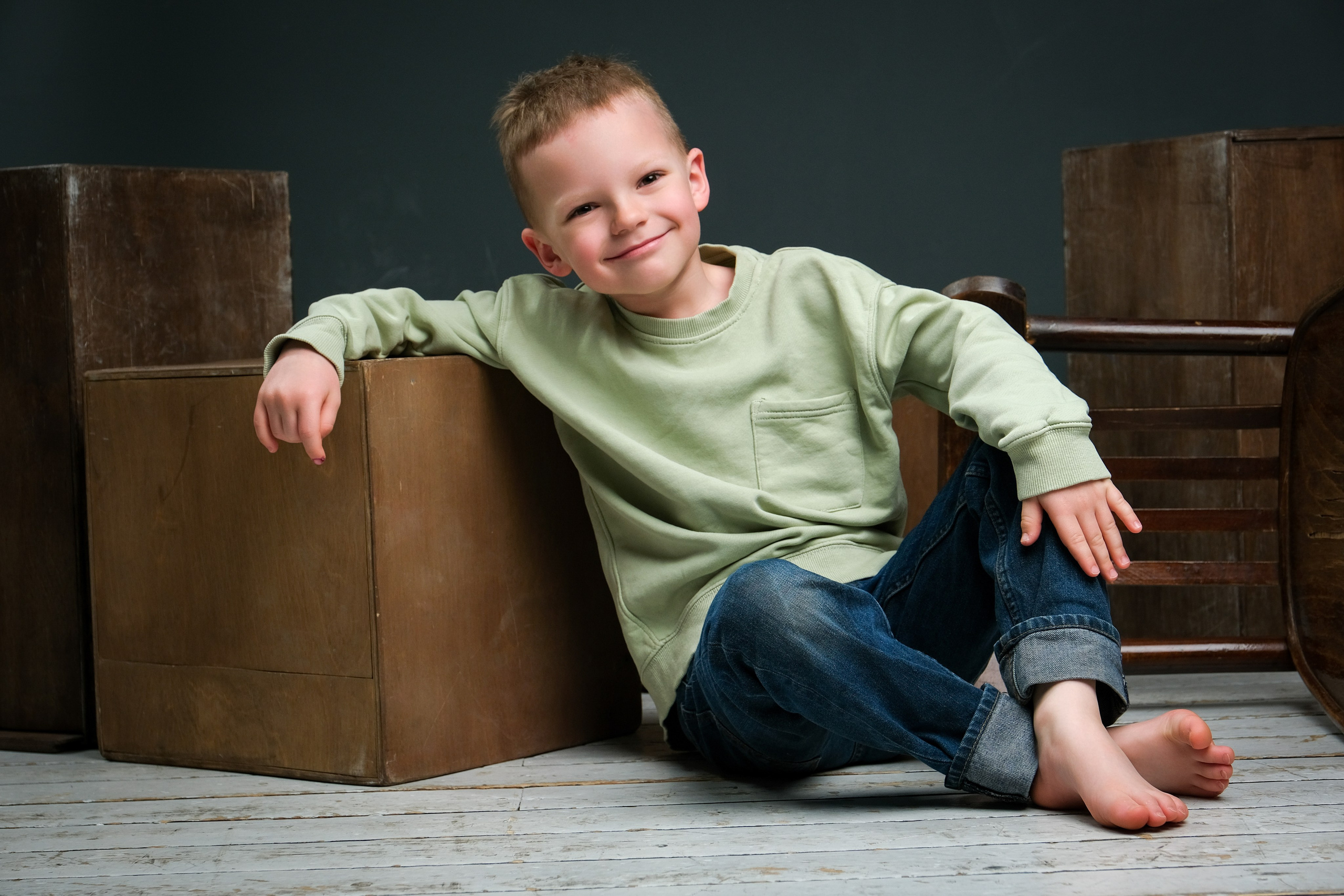 Мальчик сидит на полу