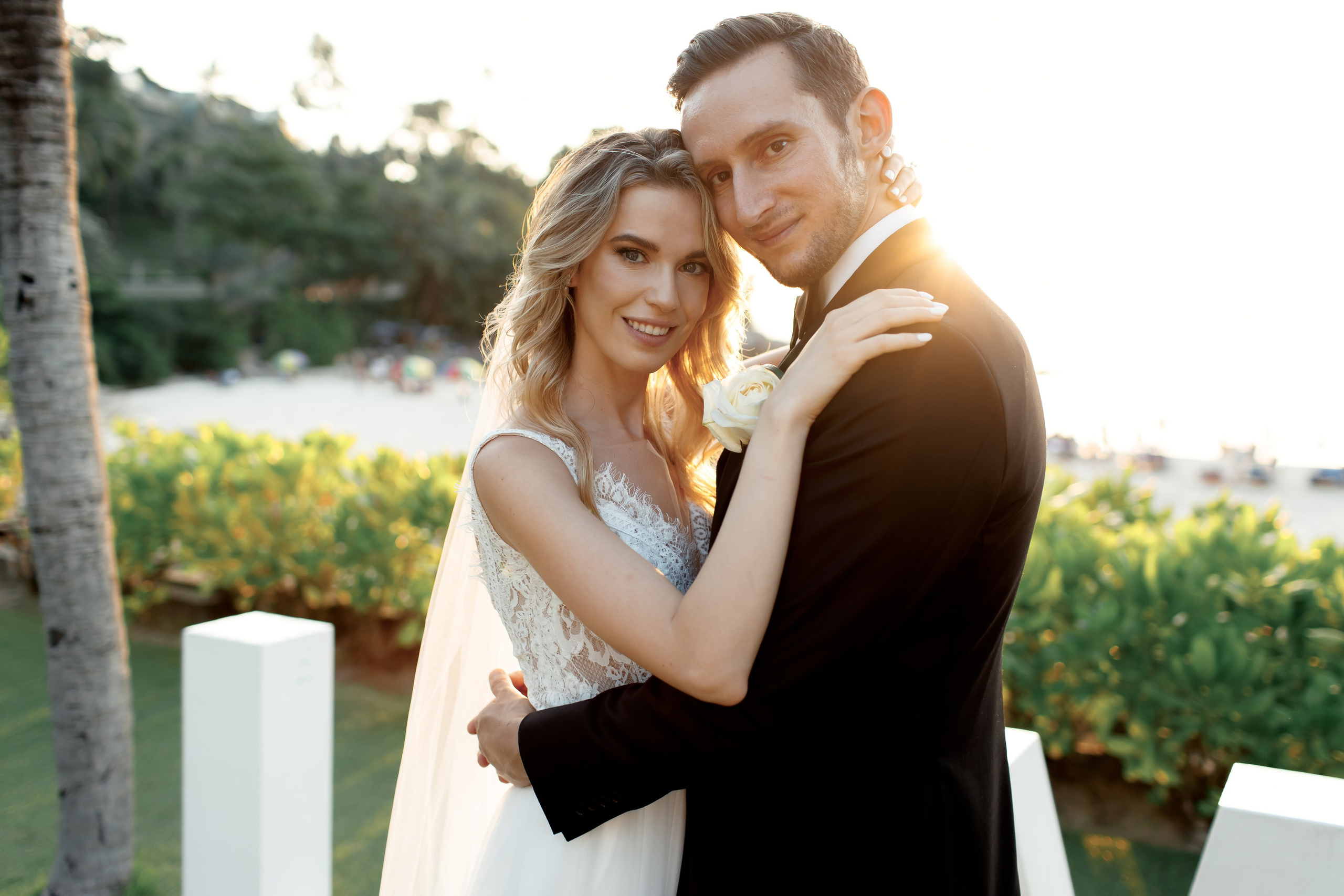 портрет жениха и невесты на закате в Таиланде 