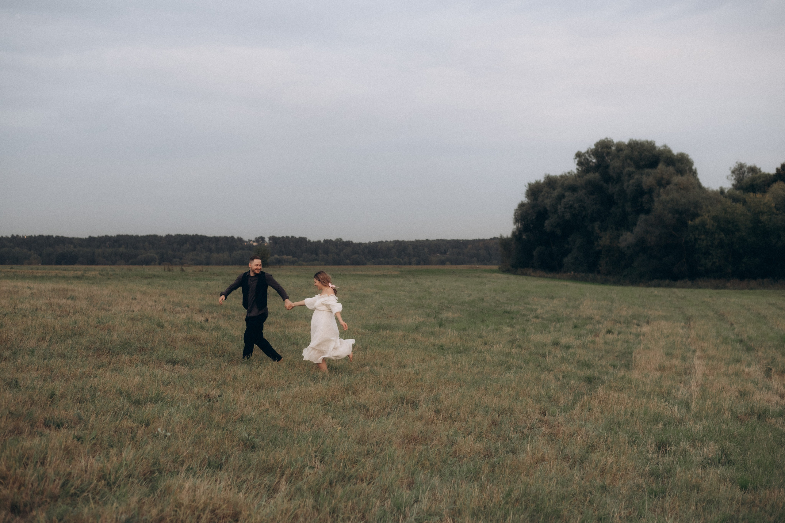Фотосессия лавстори в поле