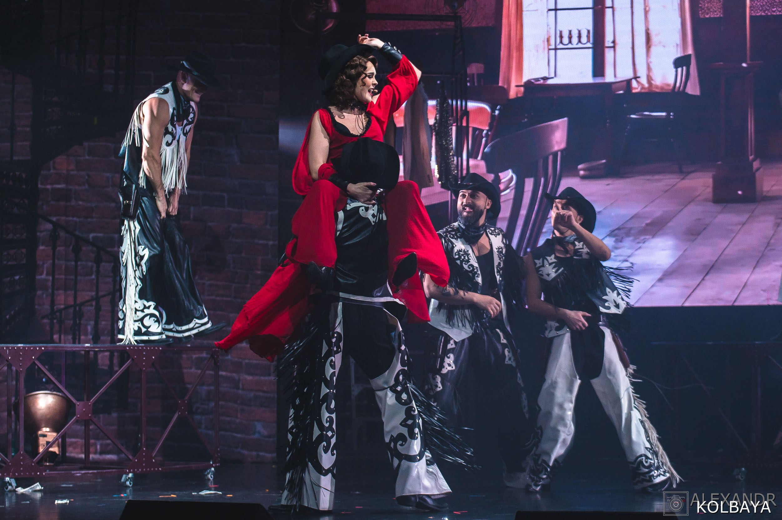 Фотографии со спектакля «Привет, я тетя Чарли». Концертный и театральный репортажный фотограф в Москве Александр Колбая