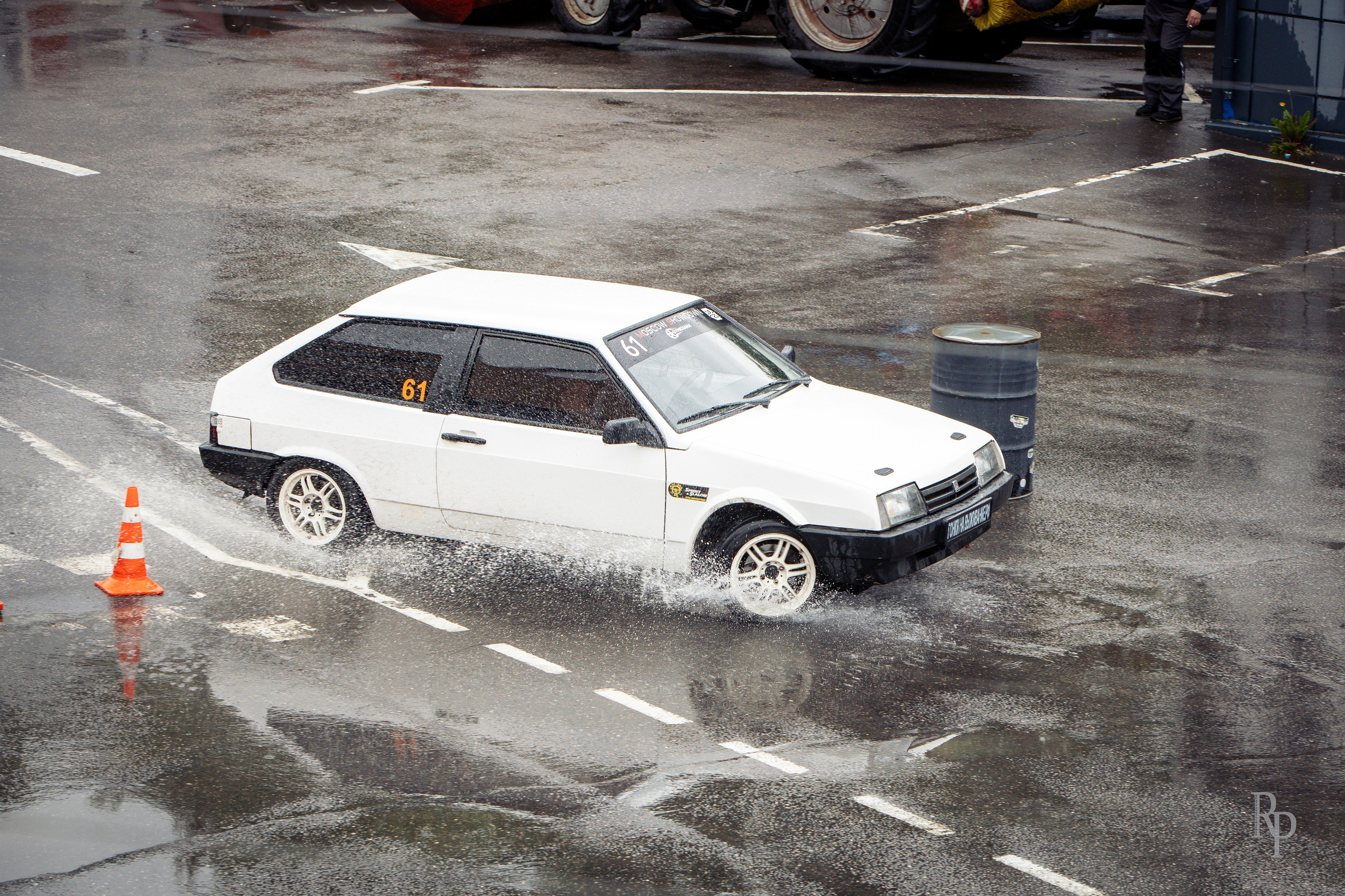 SHOWDOWN. Rusty Photographer