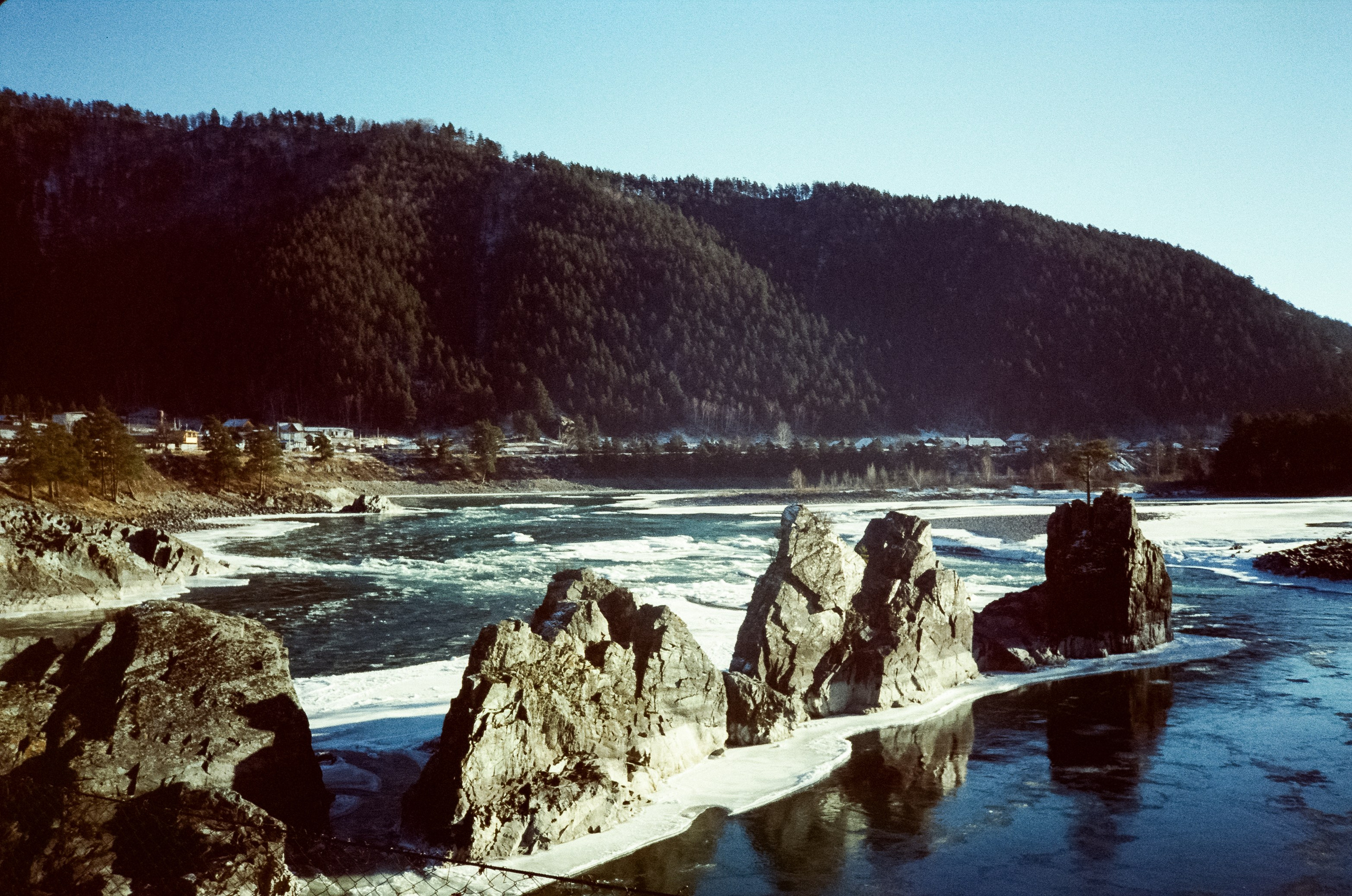 Мост над скалами Зубы Дракона и яркая синева зимней Катуни. Фотограф-документалист Мария Осокина