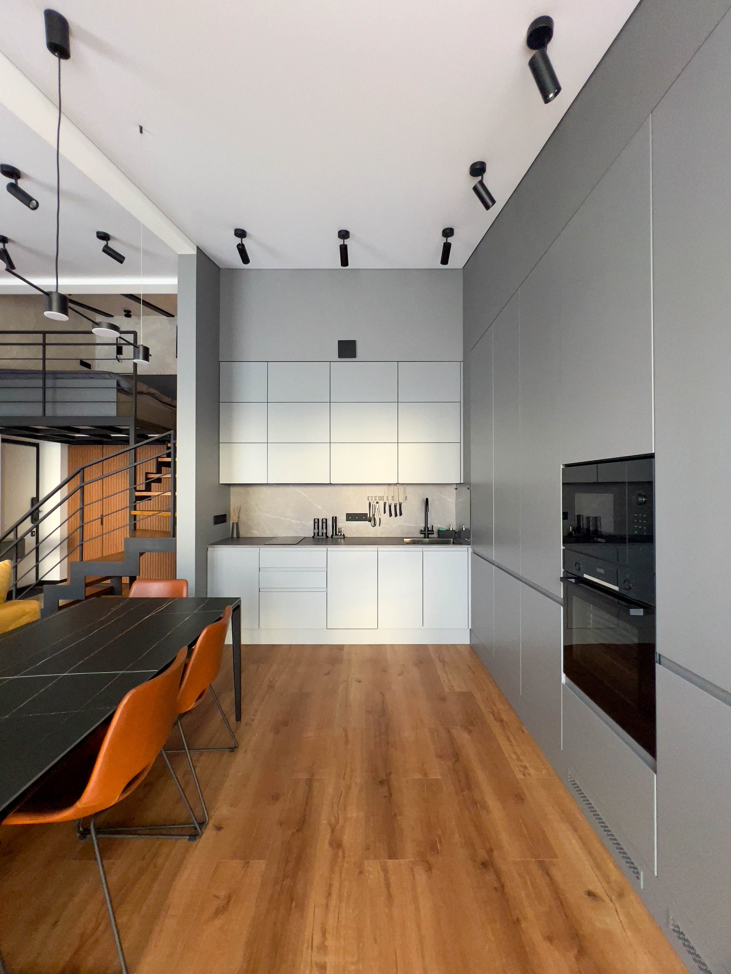 The apartment is on two levels. Fotograf Dmitrii Donets