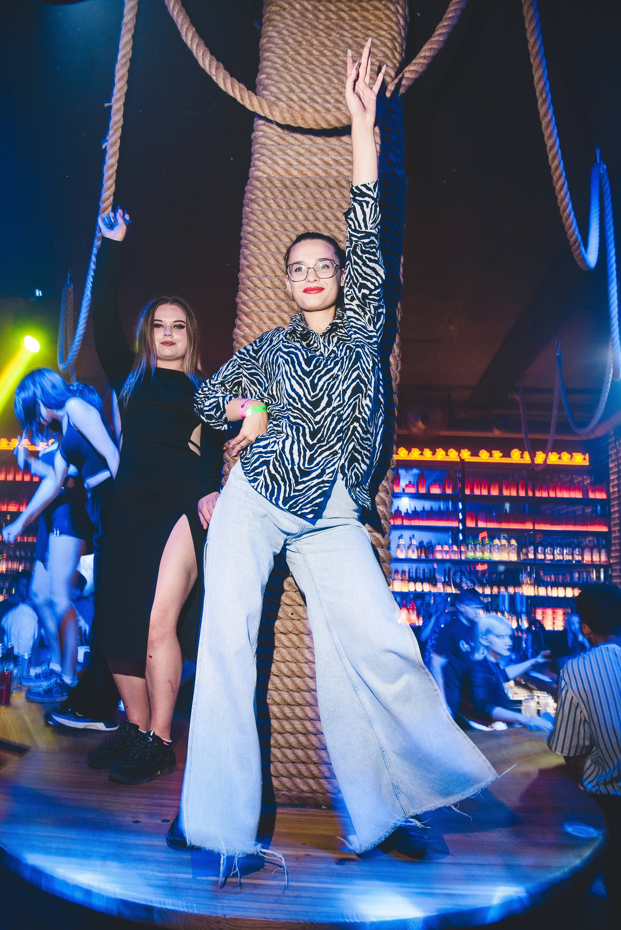 Фотоотчёты о вечеринках для НеБар Волгоград. Или стиль «пьяный фотограф». Фотограф в Волгограде и Волжском Александр Горбань