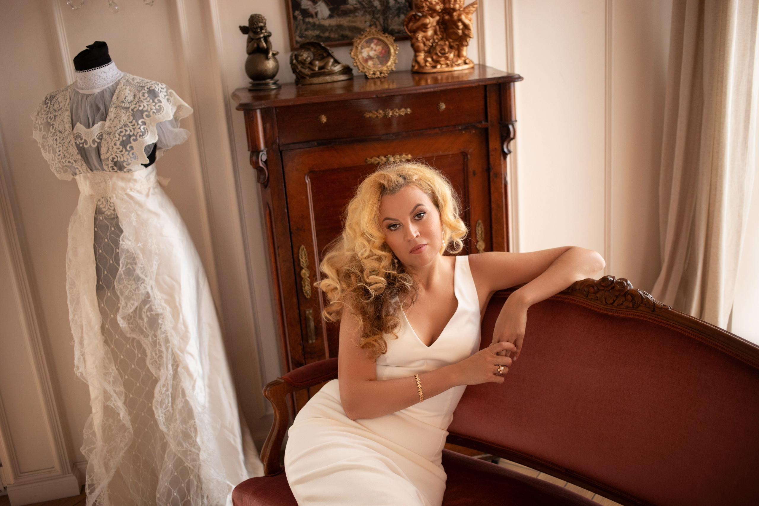 Женский портрет в студии Leona Stage. Детский и семейный фотограф Муксимова Ирина