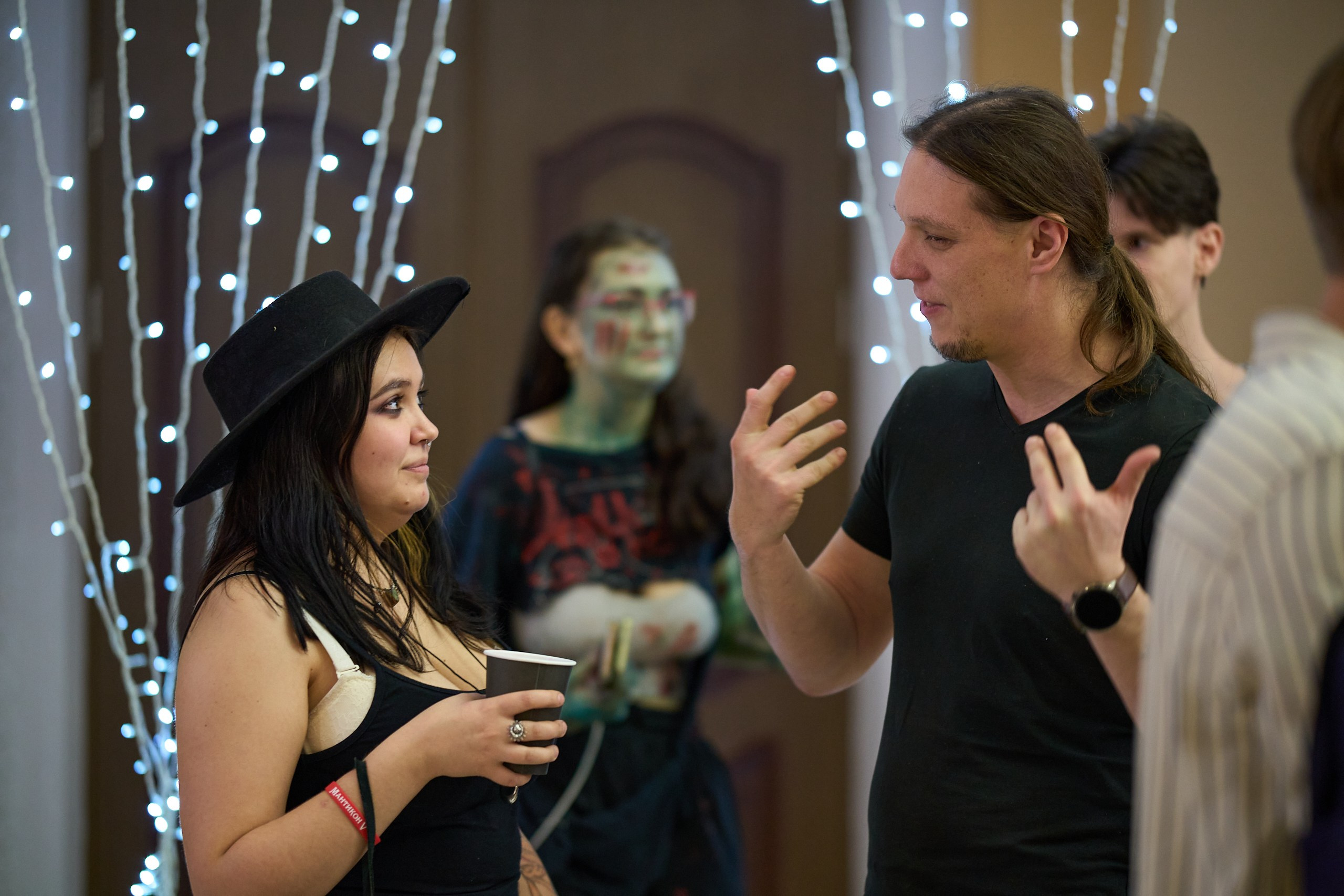 Делится впечатлениями после игры, первый блок заканчивается.