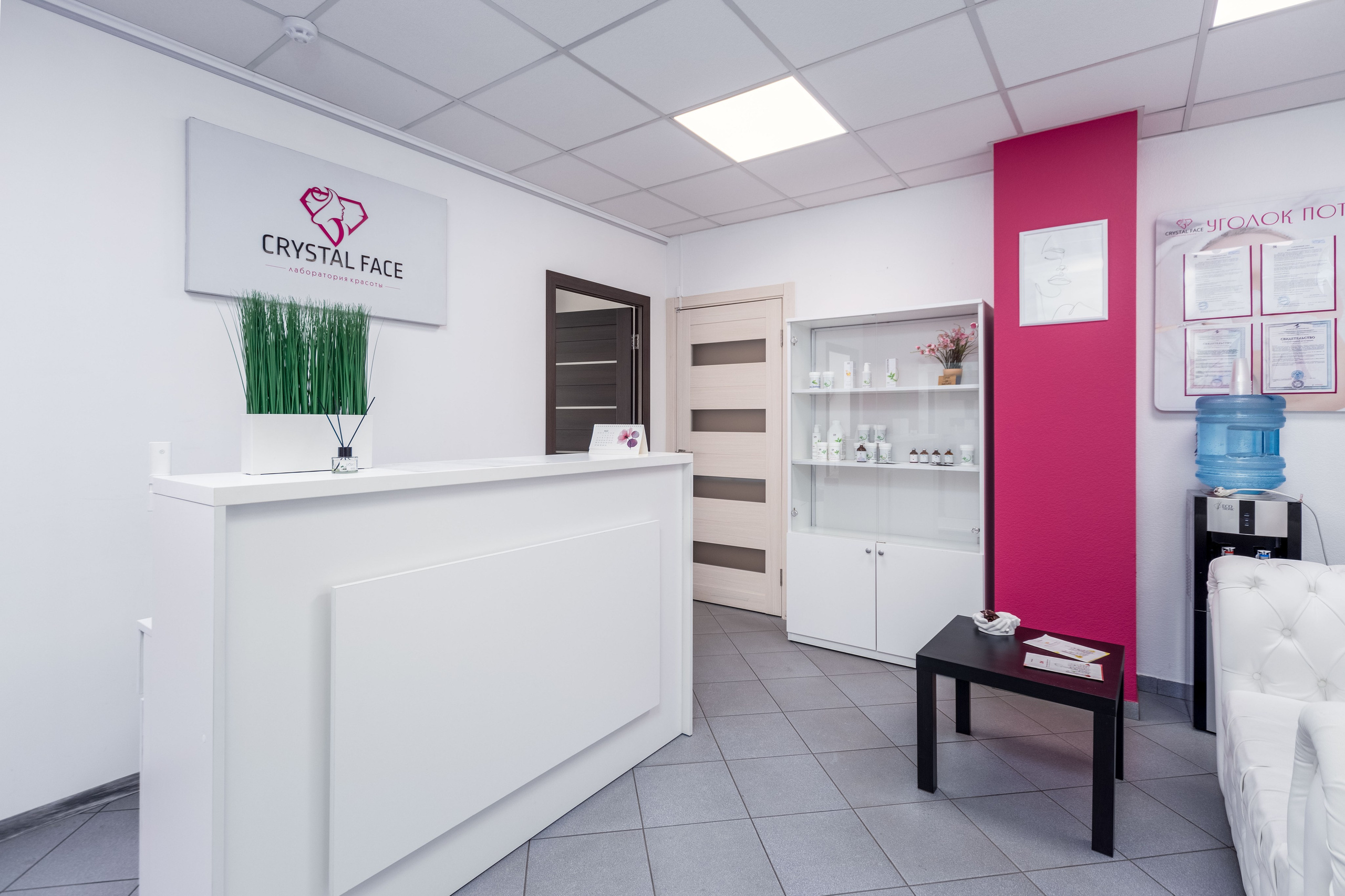Стойка администратора, журнальный столик и шкафчик с продукцией в салоне красоты