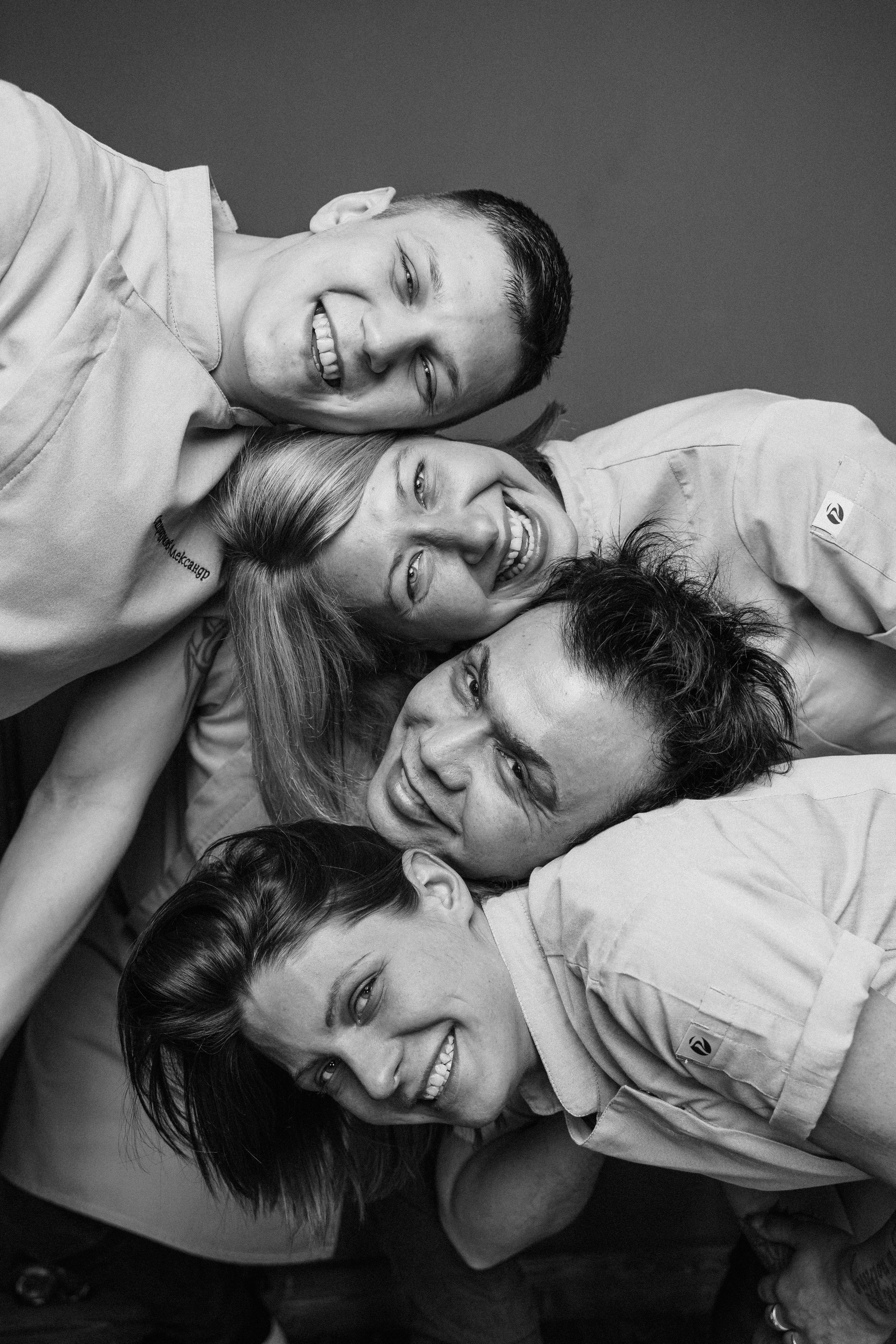 Командное фото в винном зале