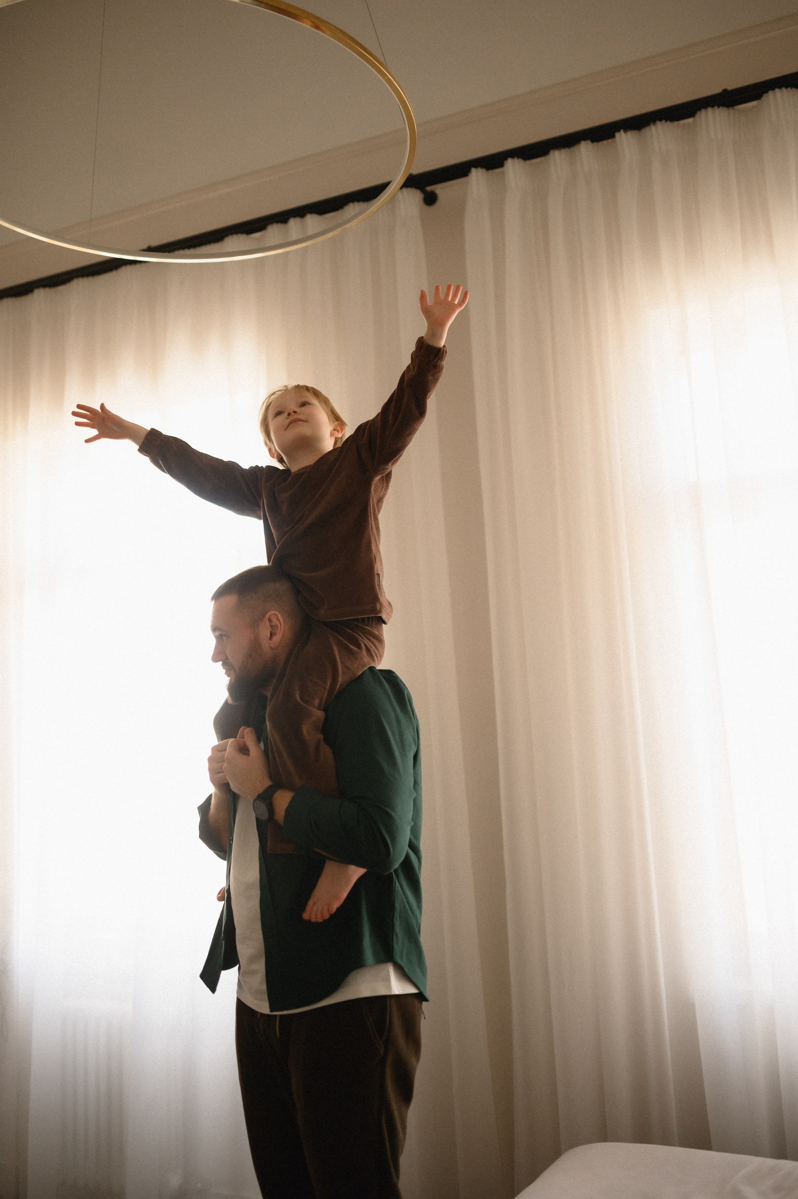 Валентин, Ирина, Евсей, Кира и Агата дома. Семейный и свадебный lifestyle-фотограф в Москве Мария Петрова