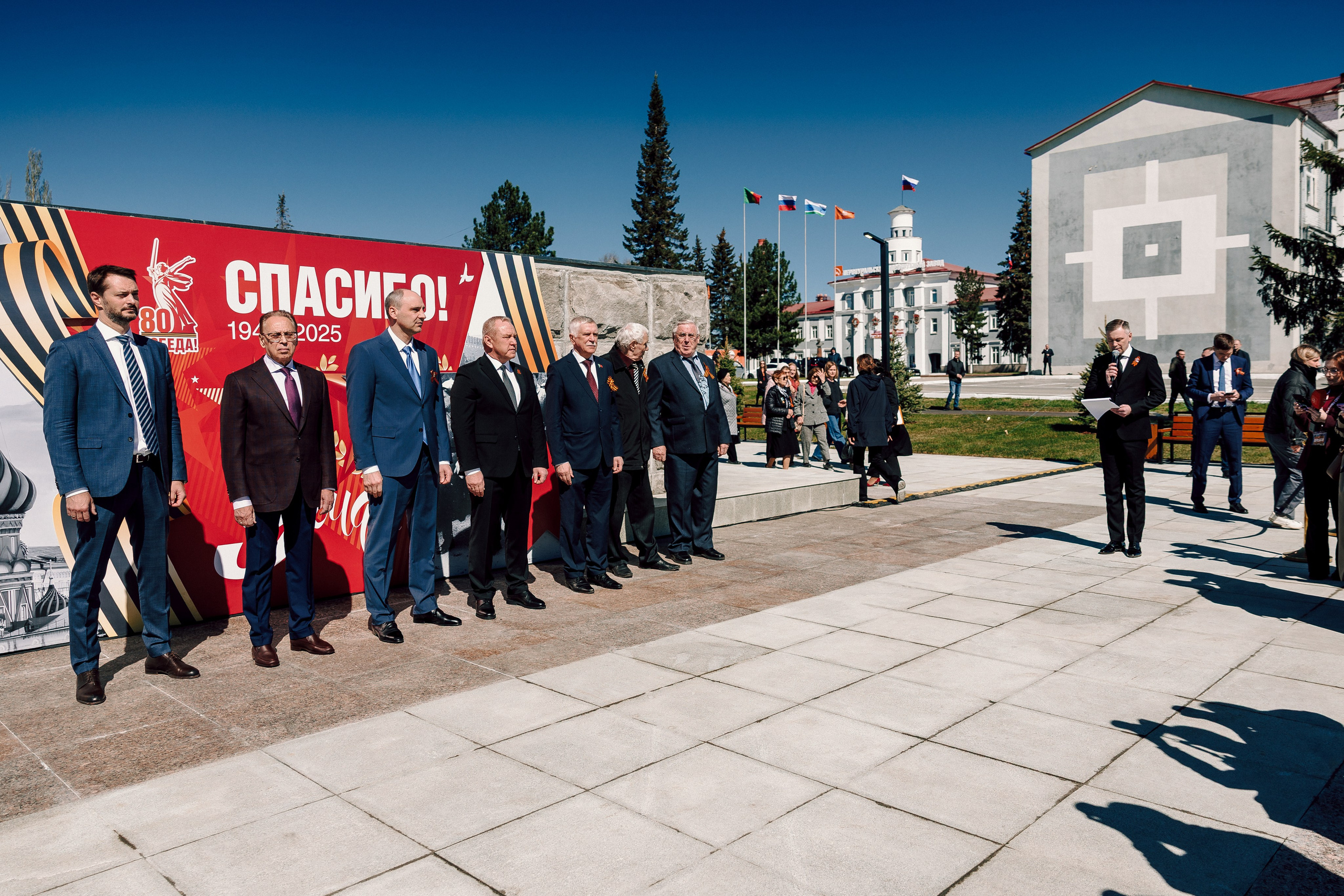 Торжественный митинг, посвящённый открытию Мемориала Славы воинам-новотрубникам. Лёшка Варзегов — фотограф