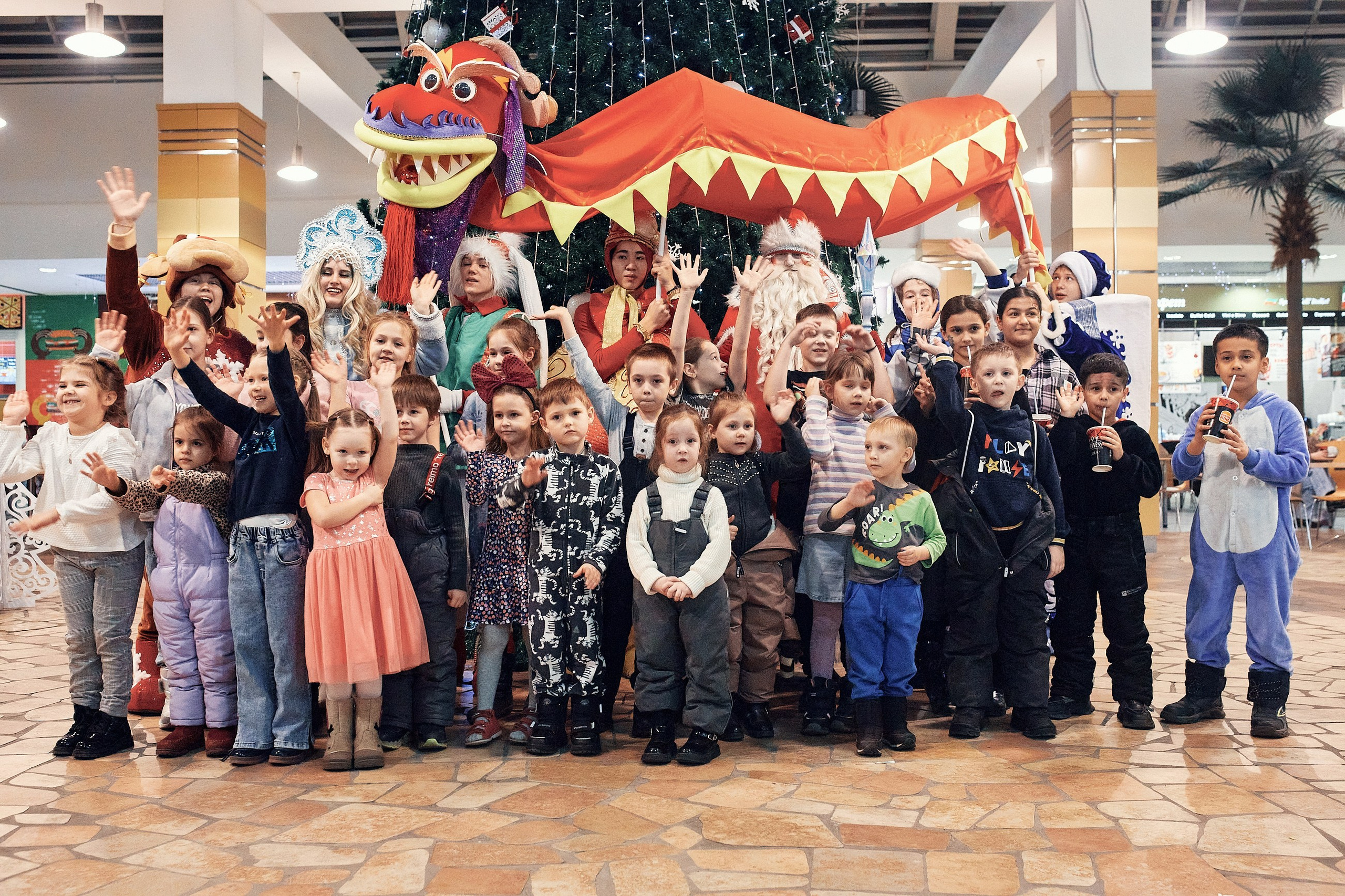 Детский новогодний праздник в ТЦ Июнь. Семейный и репортажной фотограф в Красноярске и Москве Виктор Бабинцев