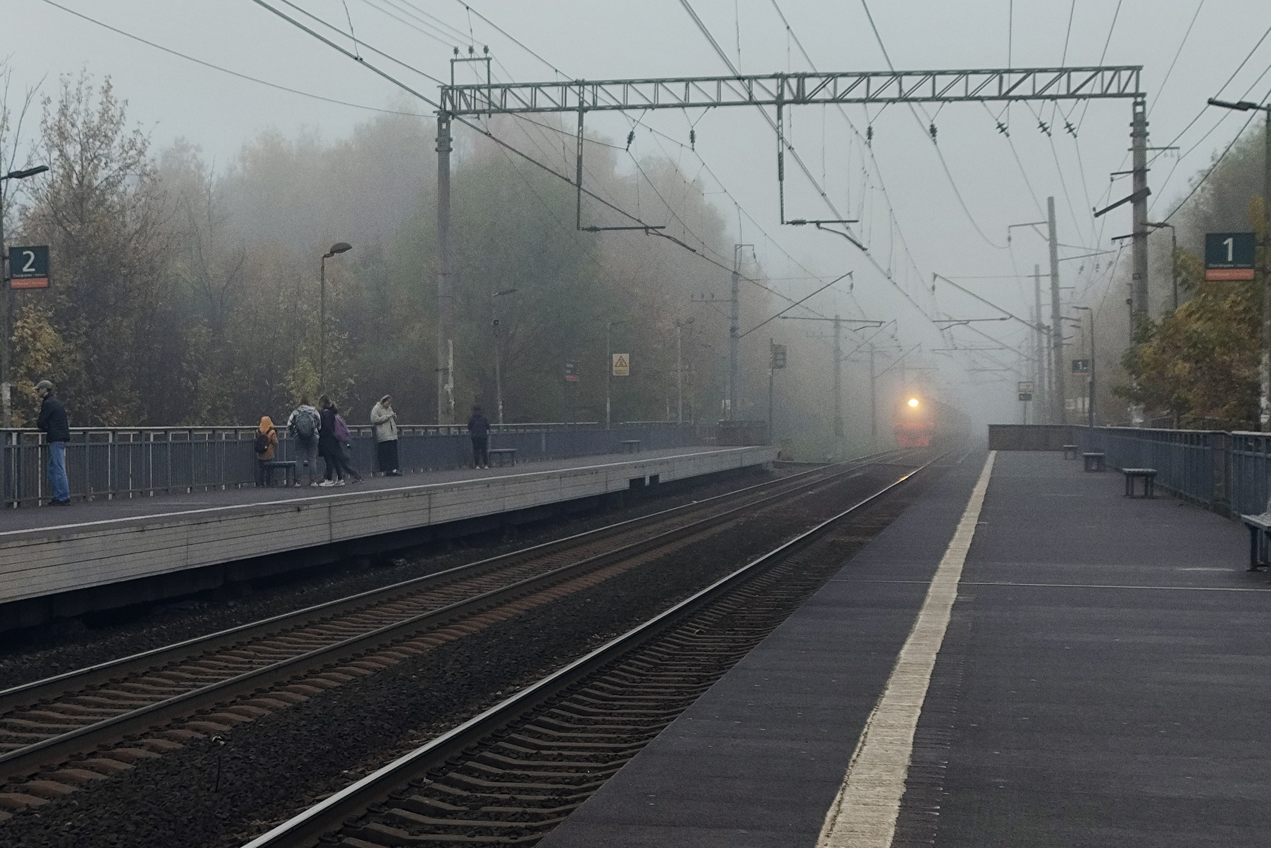 Платформа Заветы Ильича в тумане. Московская область.