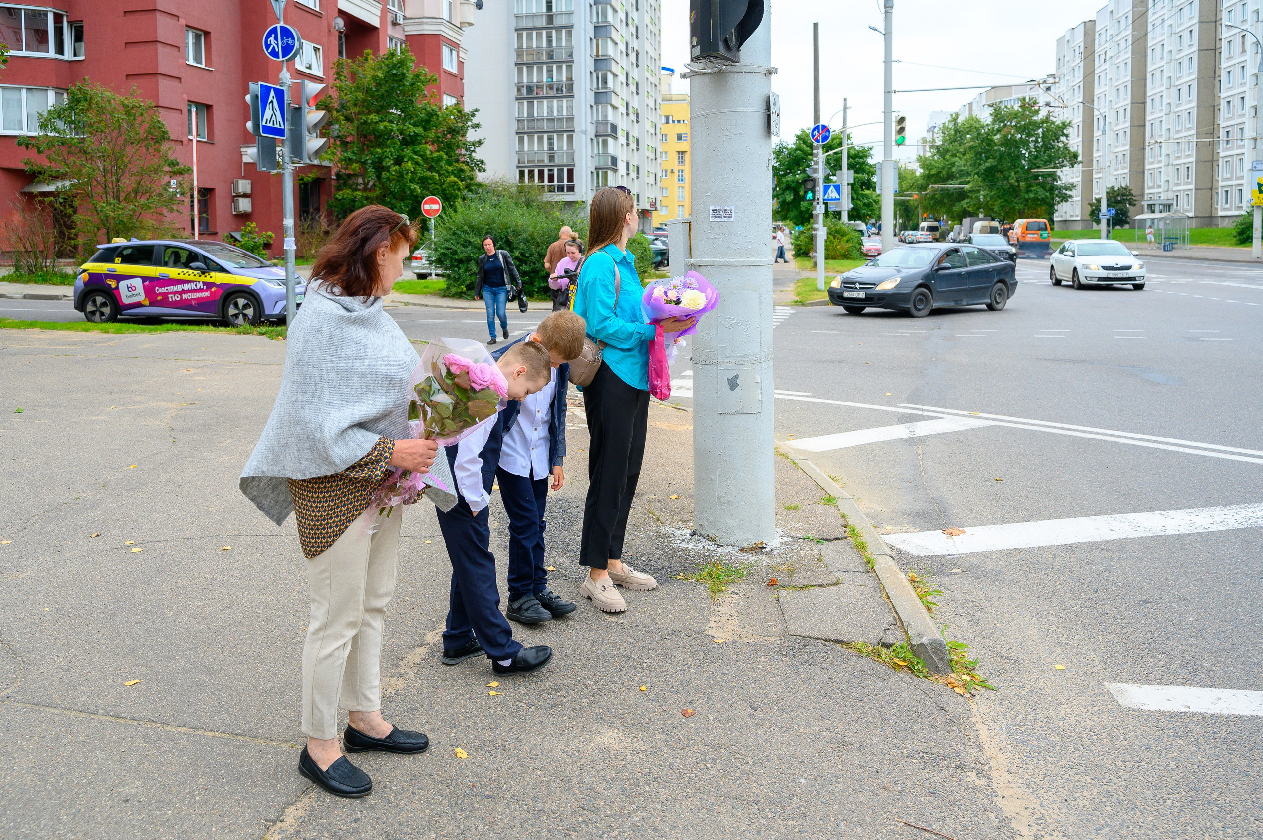 Вот звучит первый звонок, перед этим долгое приготовление к новому этапу в жизни, Яромир идет в школу. Фотоуслуги, услуги фотографа, фотографирование важных событий