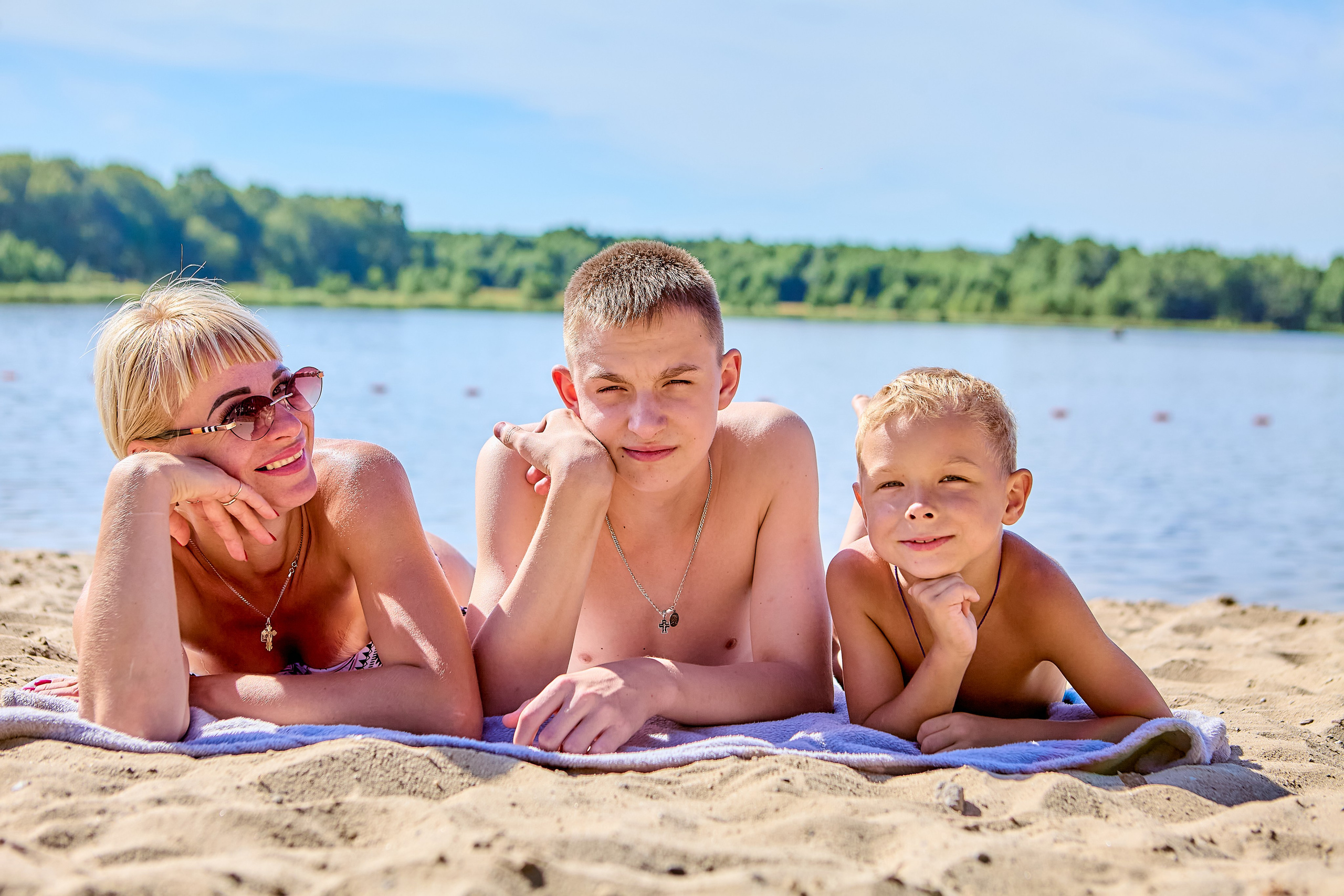 Семейная прогулка летом на озере