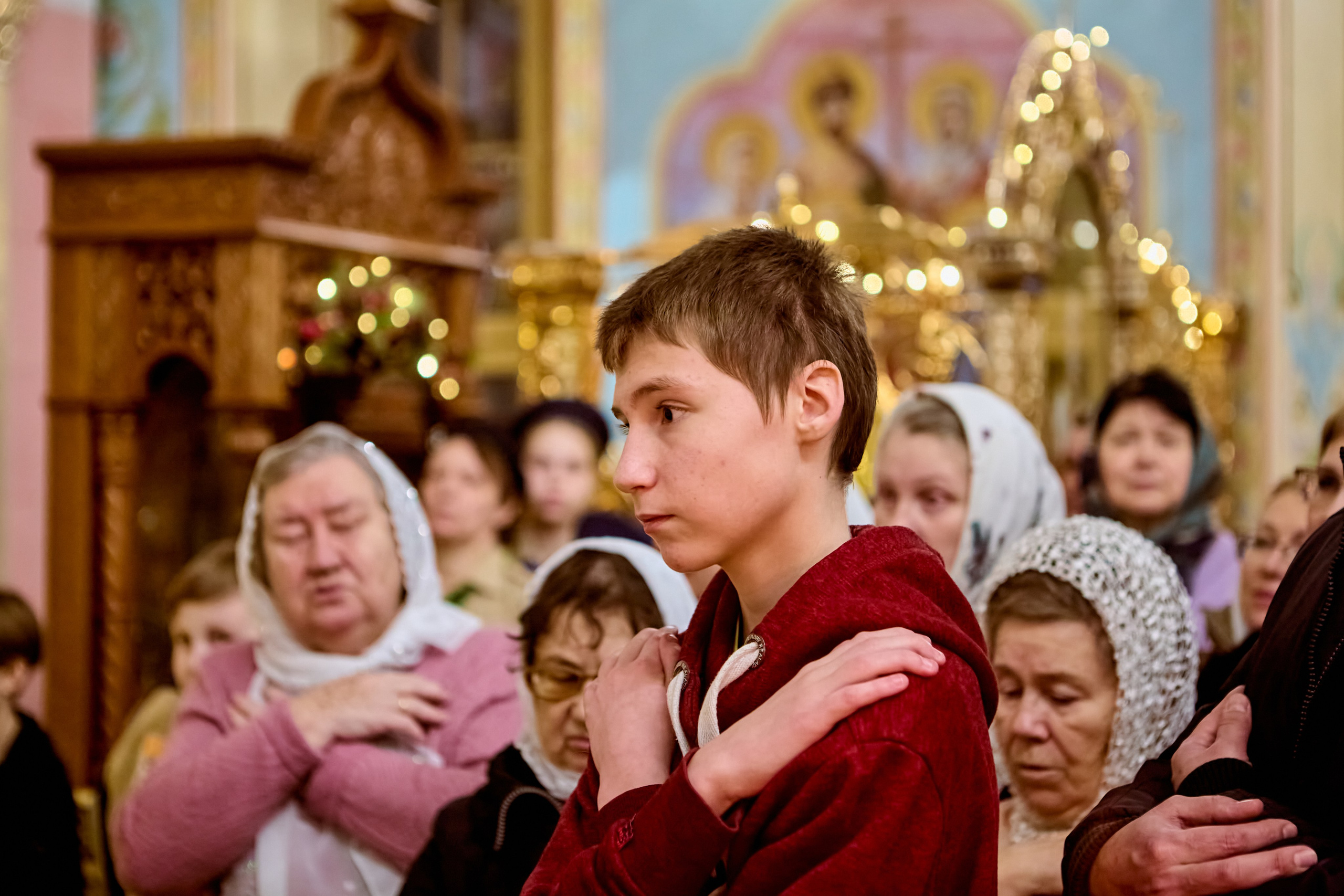 мальчик 13-15 лет стоит с кресто-сложенными руками на груди 