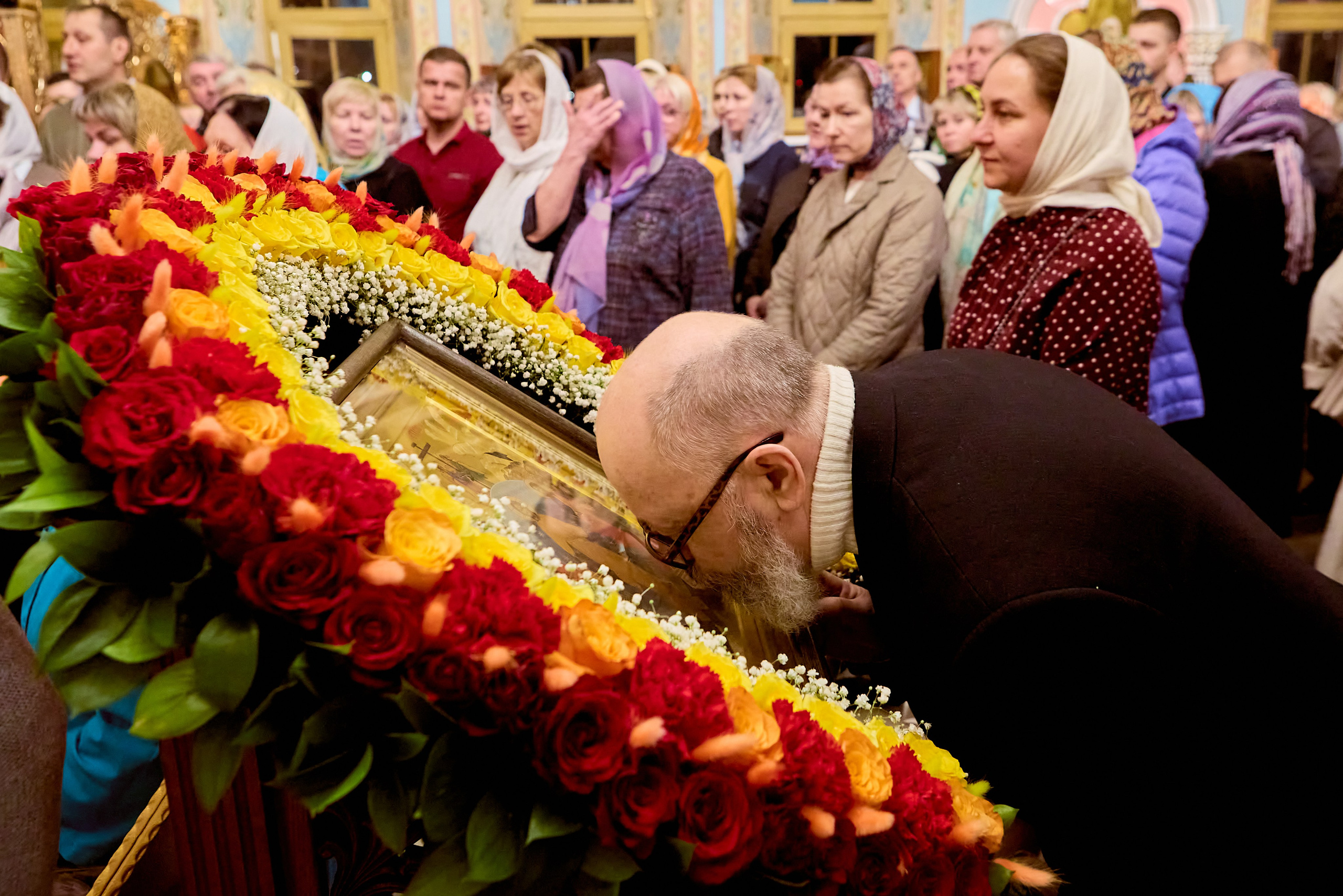 Лобзание праздничной Пасхальной иконы. Фото Николая Голованова.
