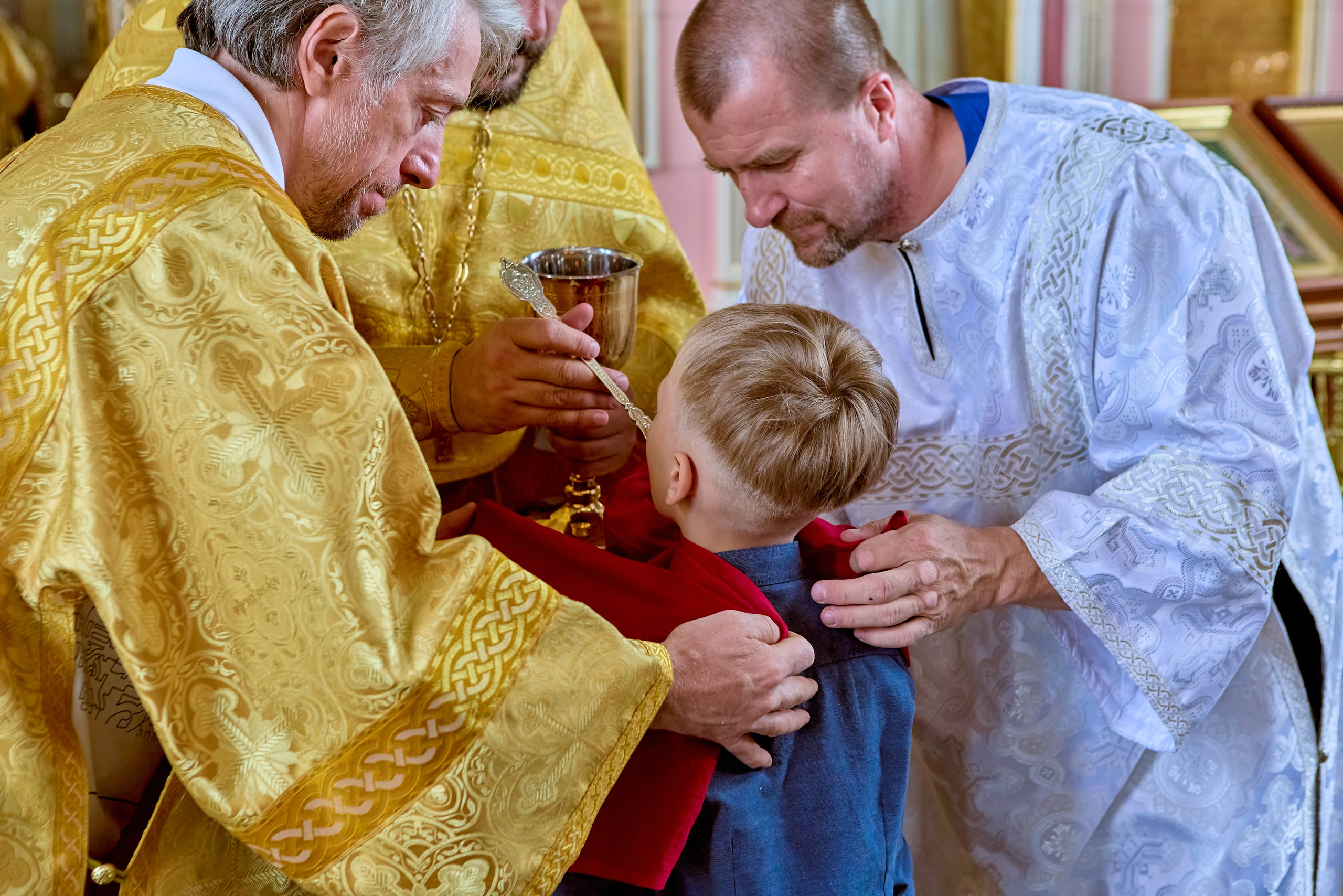 Светлая торжественность и молитвенное единство Недели Всех Святых в объективе православного фотографа Николая Голованова.