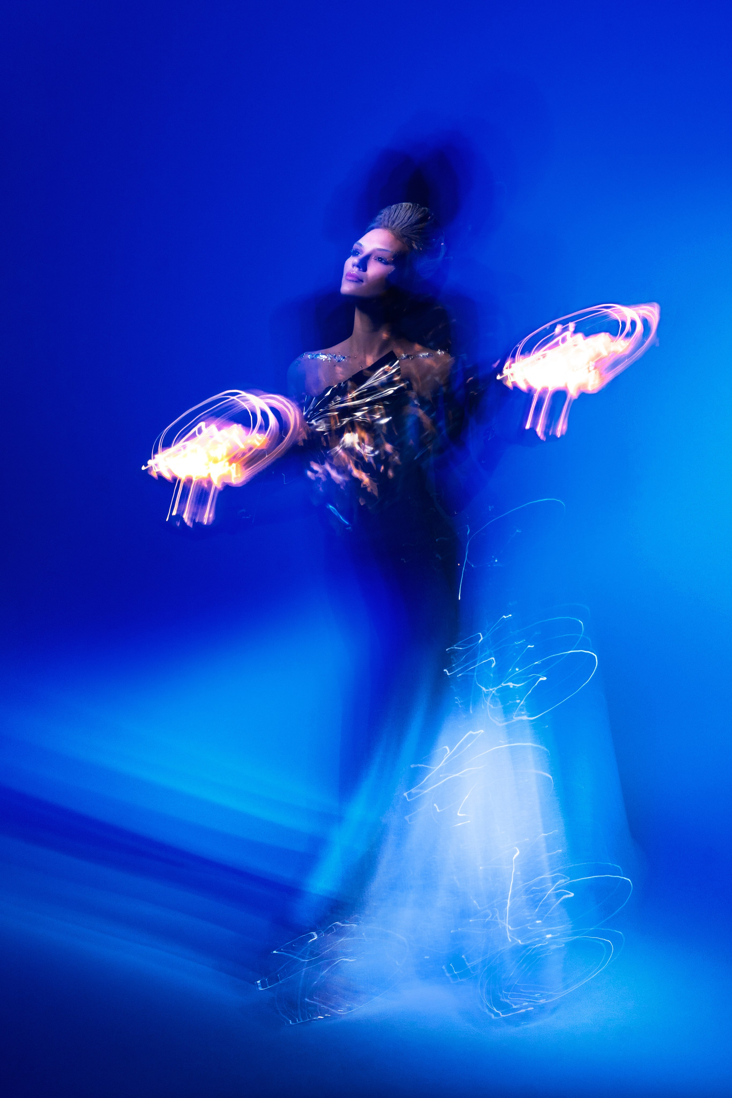 Смешанный свет раскрывает ее загадочность. Девушка, воплощающая нежность и силу Снежной Королевы, словно оживает на этой фотографии.