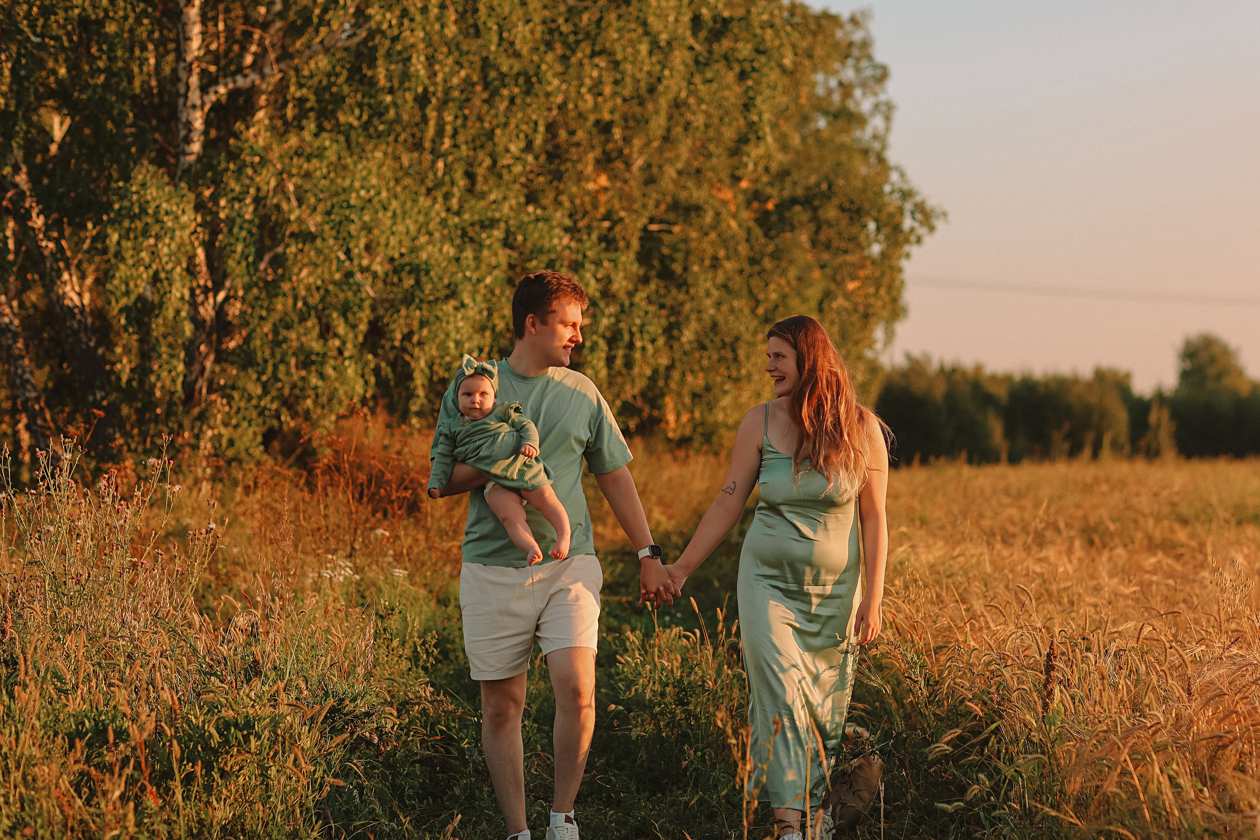 Закатное поле семейная. Семейный фотограф Тюмень, фотограф на роды Салмина Мария