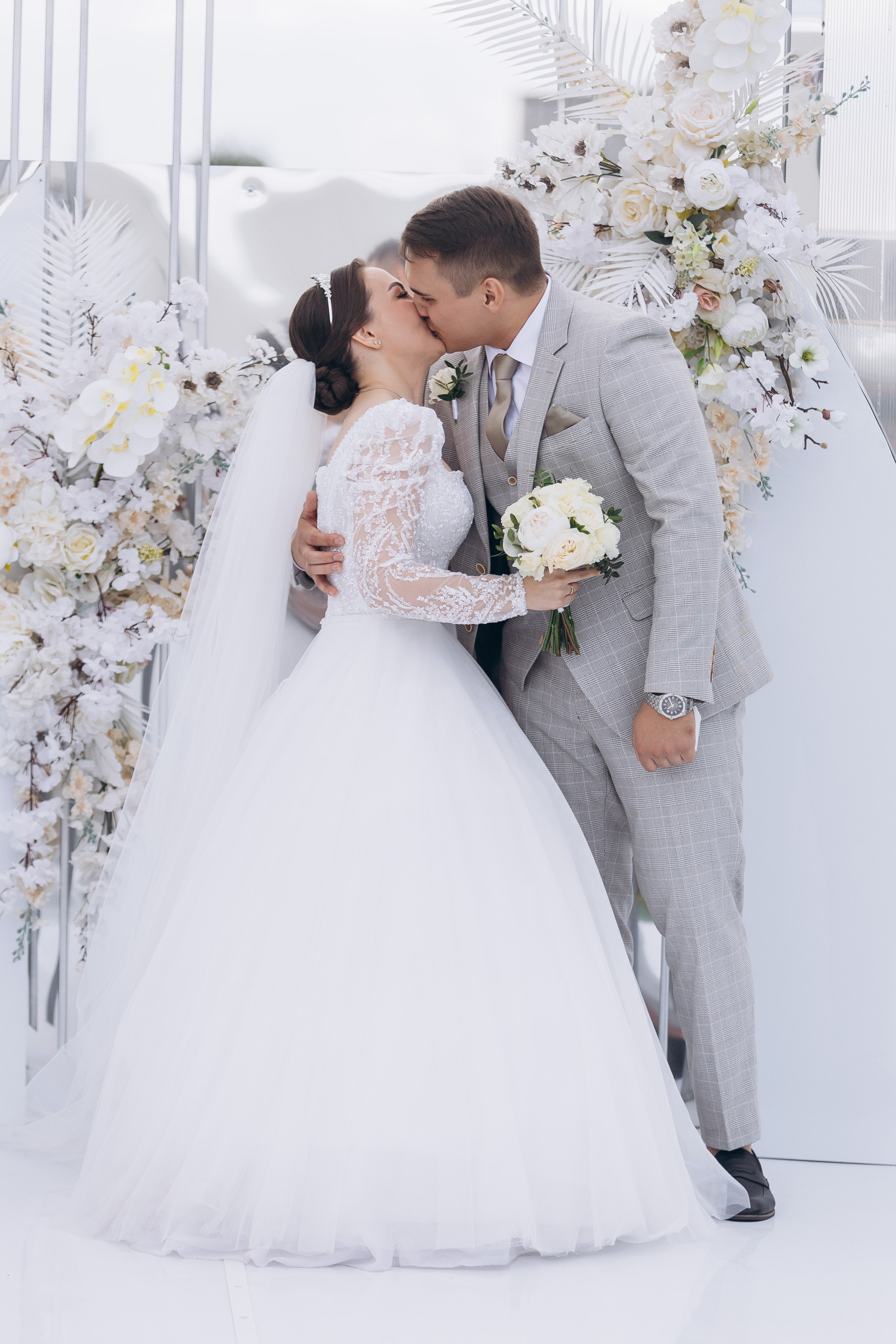 фотограф на свадьбу, свадебная фотосессия в отеле, свадебное платье со шлейфом