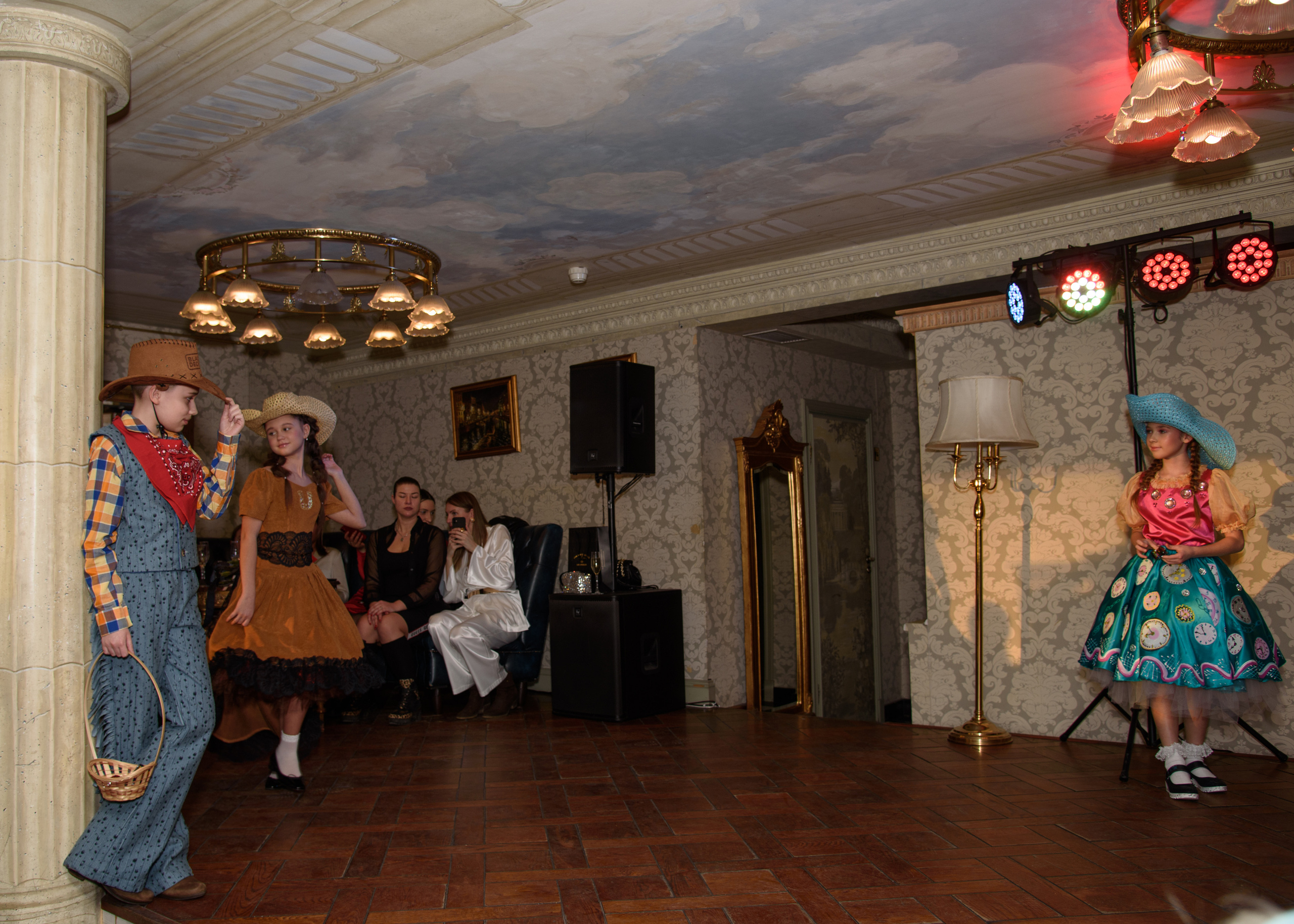 Фэшн показ дизайнерской одежды. Портретный Семейный Fine-Art фотограф в Санкт-Петербурге Криулина