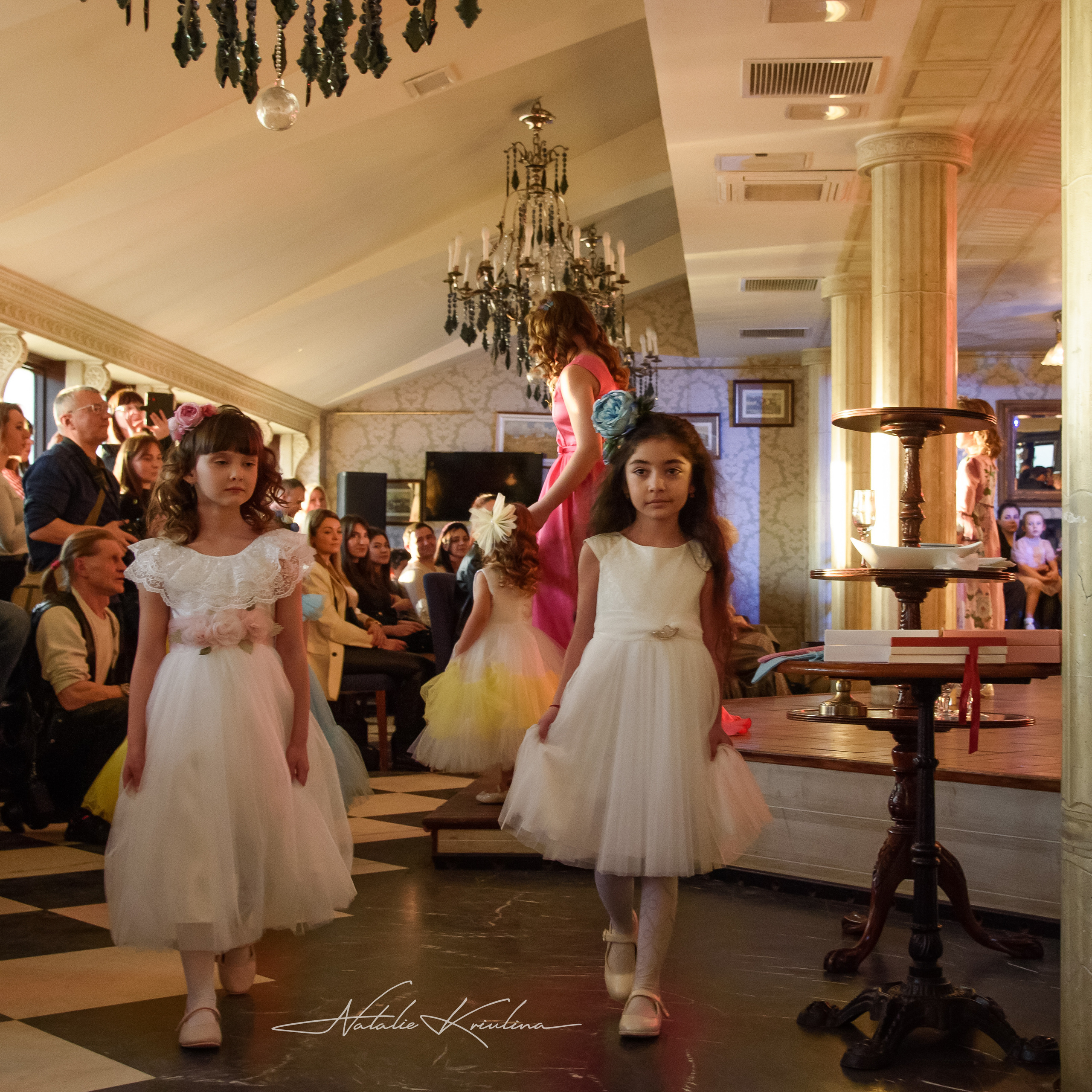 Фэшн показ дизайнерской одежды. Портретный Семейный Fine-Art фотограф в Санкт-Петербурге Криулина