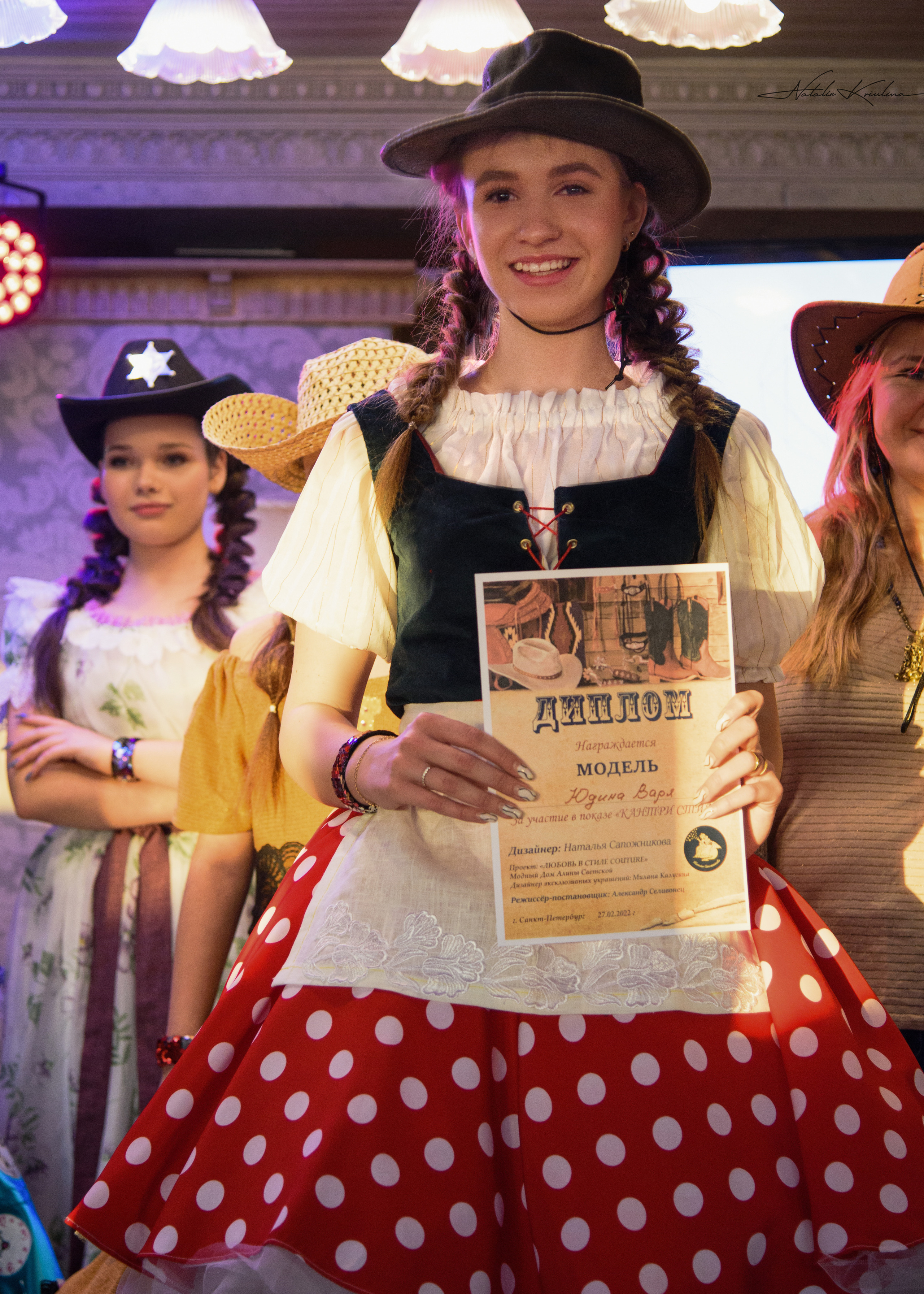 Фэшн показ дизайнерской одежды. Портретный Семейный Fine-Art фотограф в Санкт-Петербурге Криулина