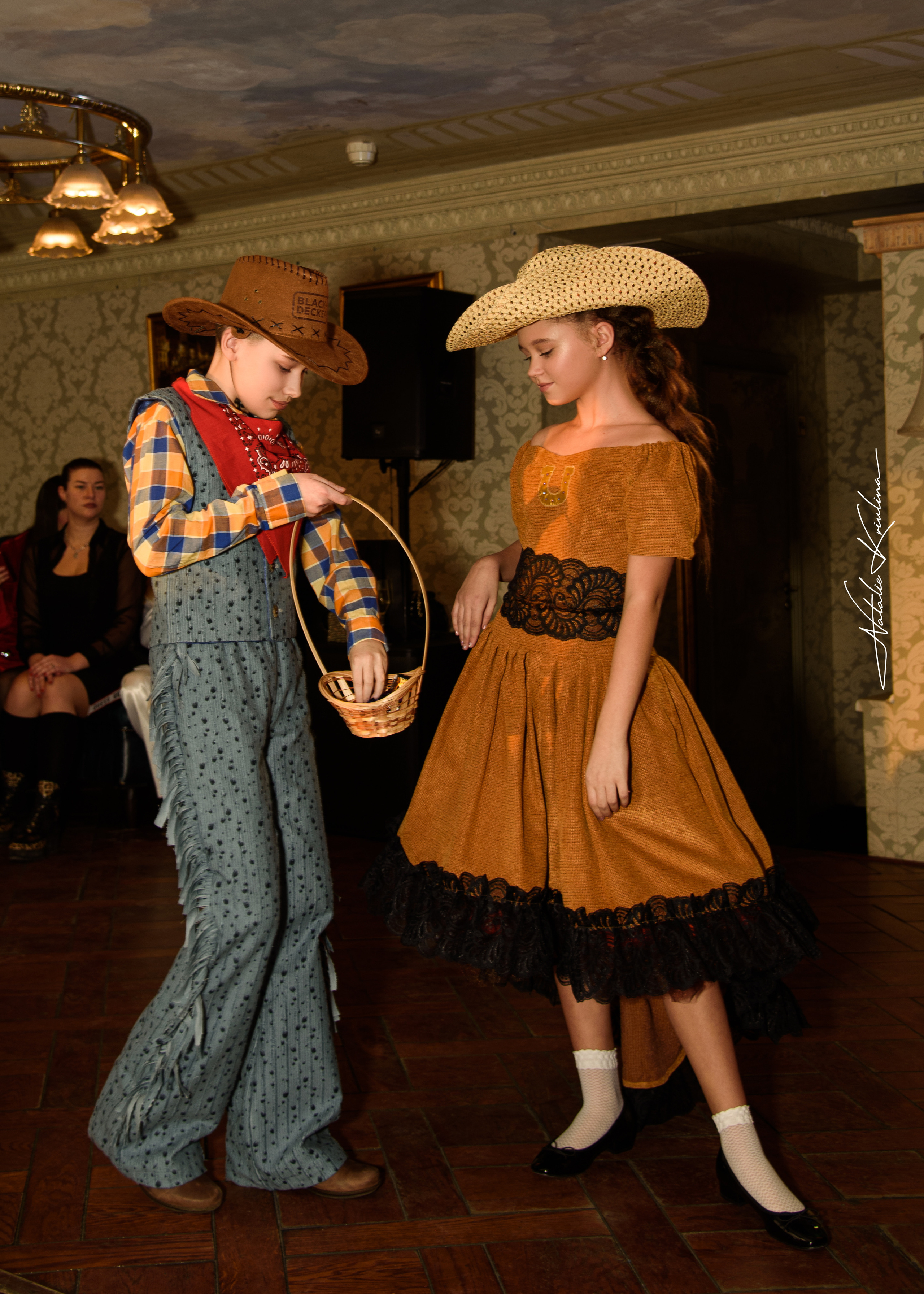 Фэшн показ дизайнерской одежды. Портретный Семейный Fine-Art фотограф в Санкт-Петербурге Криулина