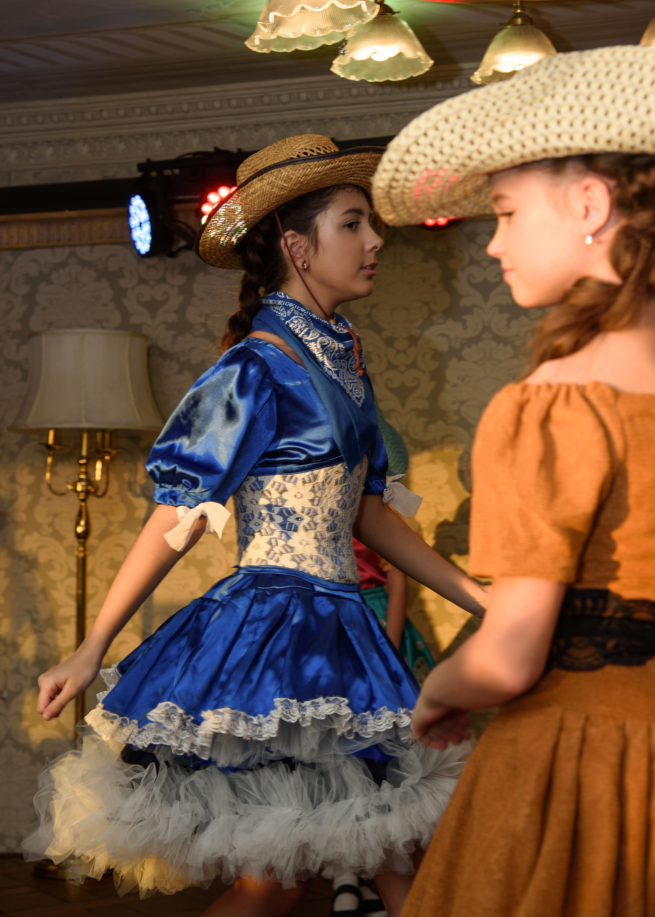 Фэшн показ дизайнерской одежды. Портретный Семейный Fine-Art фотограф в Санкт-Петербурге Криулина