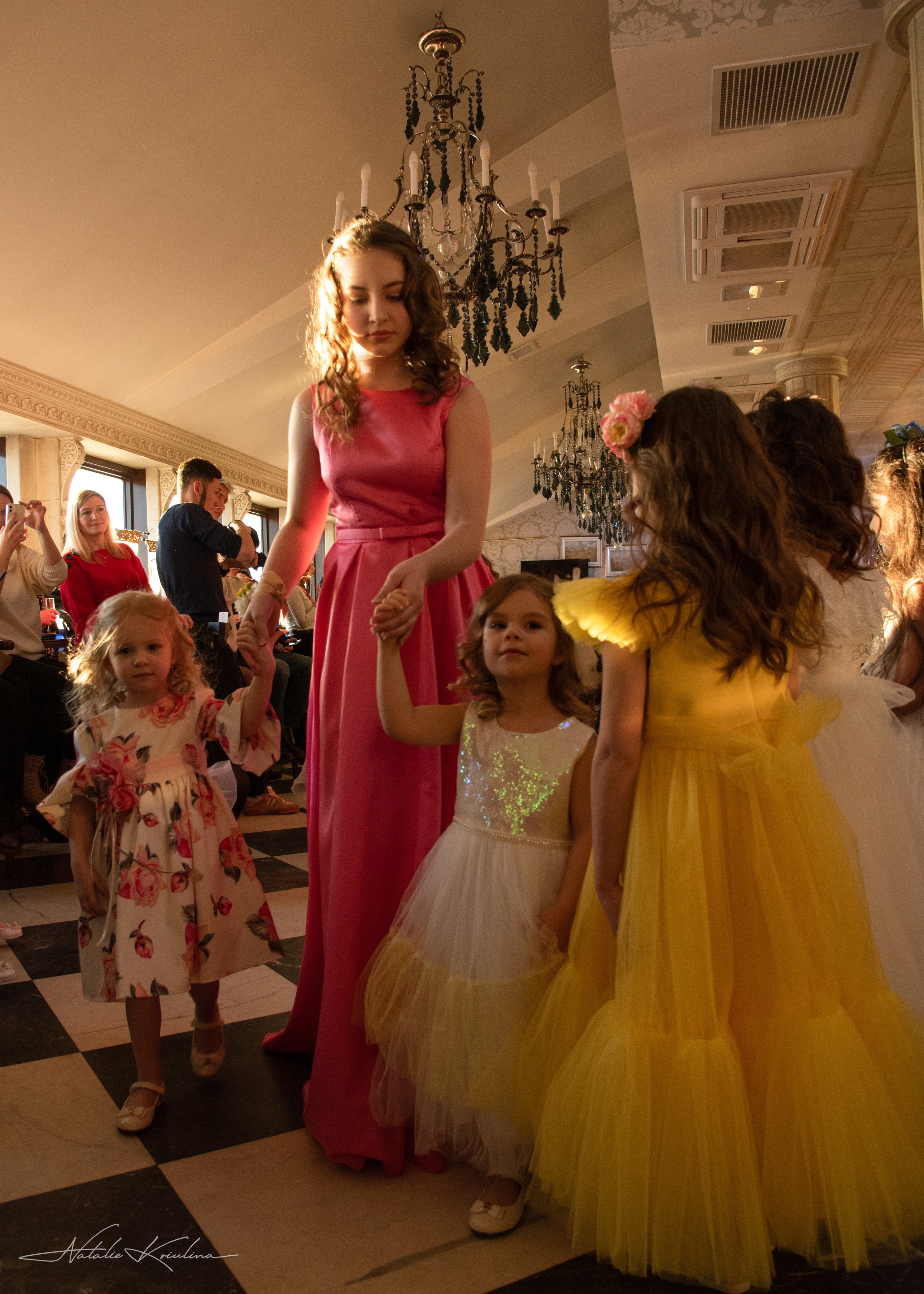 Фэшн показ дизайнерской одежды. Портретный Семейный Fine-Art фотограф в Санкт-Петербурге Криулина