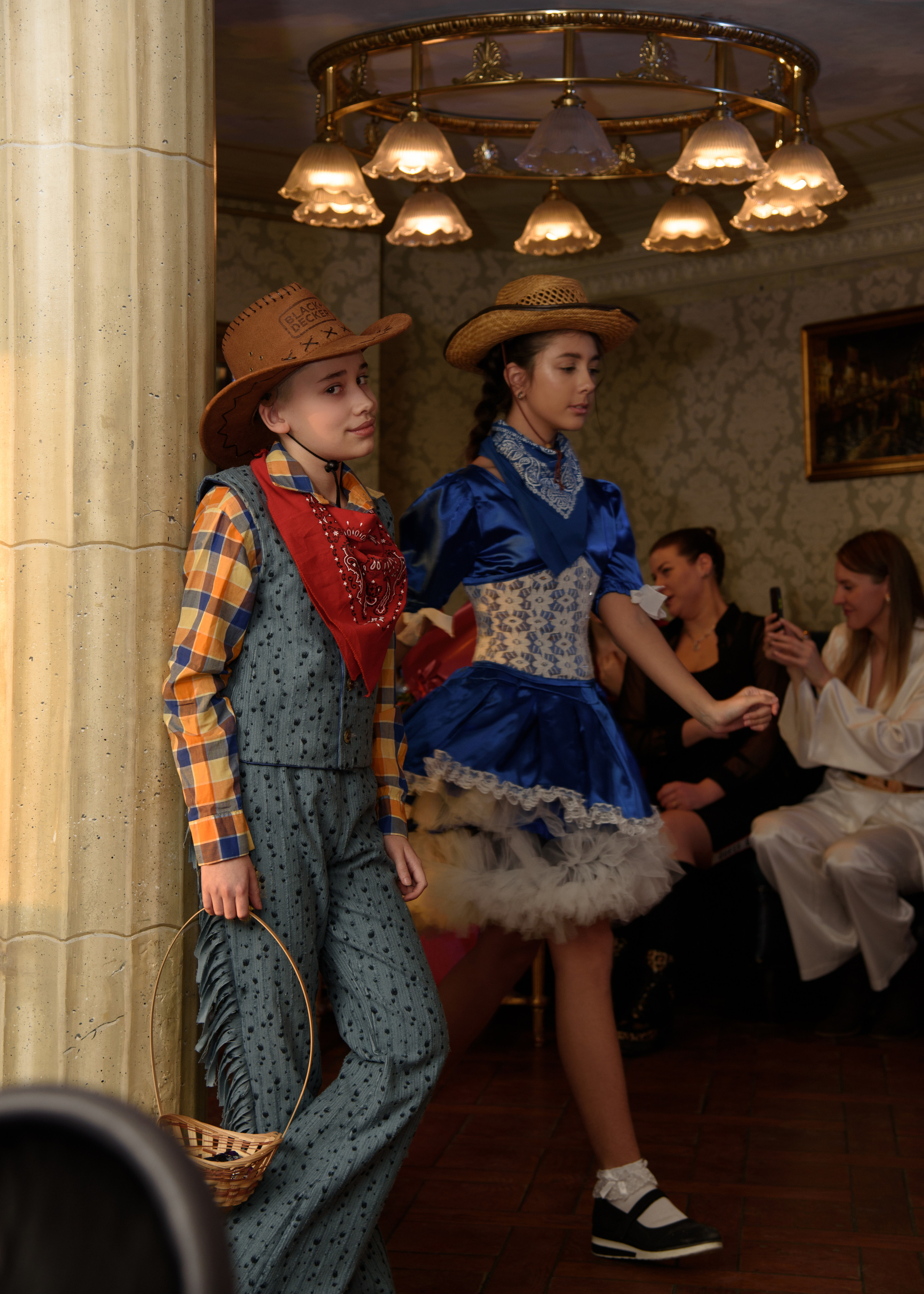 Фэшн показ дизайнерской одежды. Портретный Семейный Fine-Art фотограф в Санкт-Петербурге Криулина