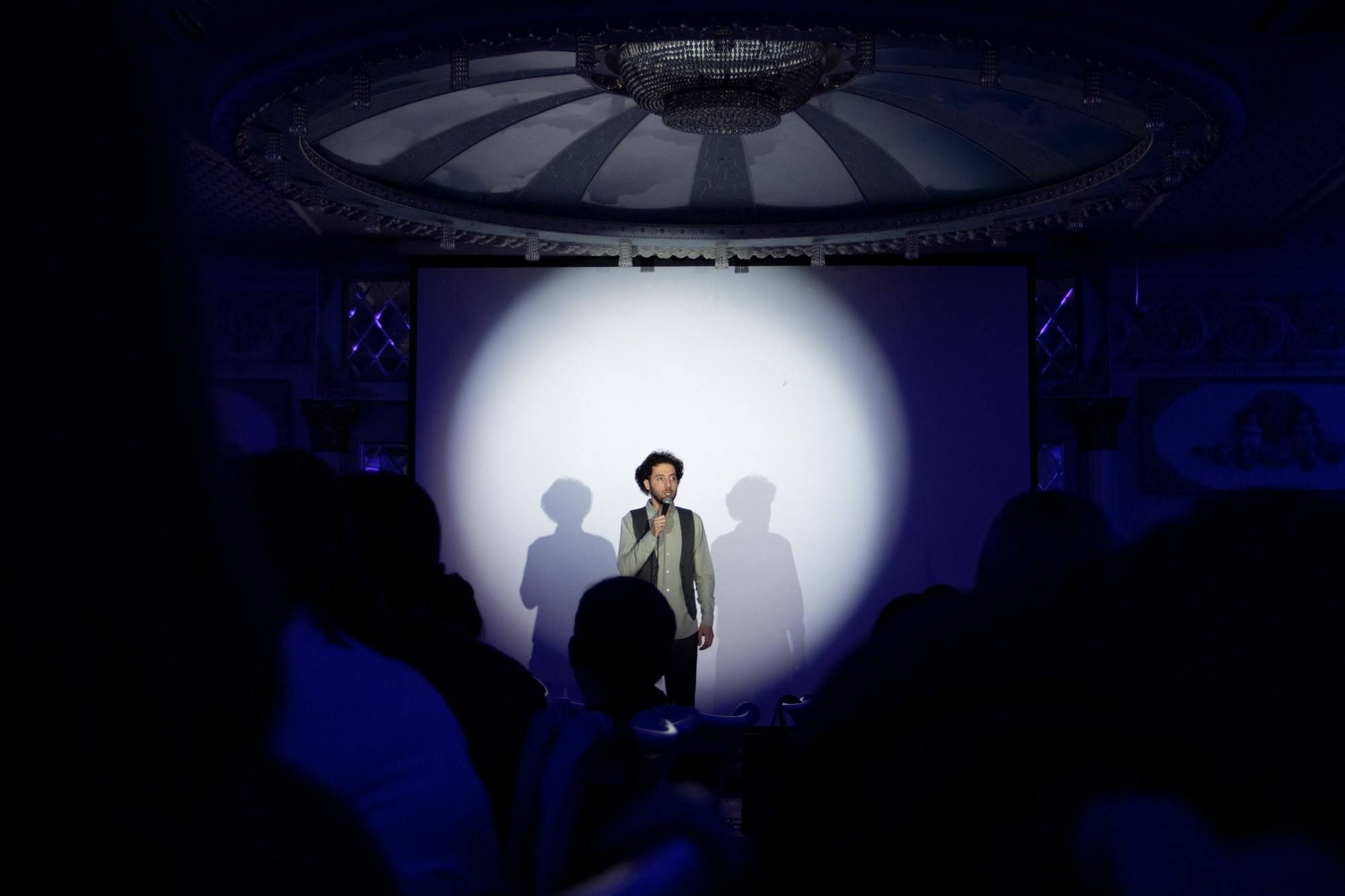 Выступление стендап-комика Дмитрий Романов. Репортажный, промышленный и маркетплейс-фотограф Дмитрий Чернат