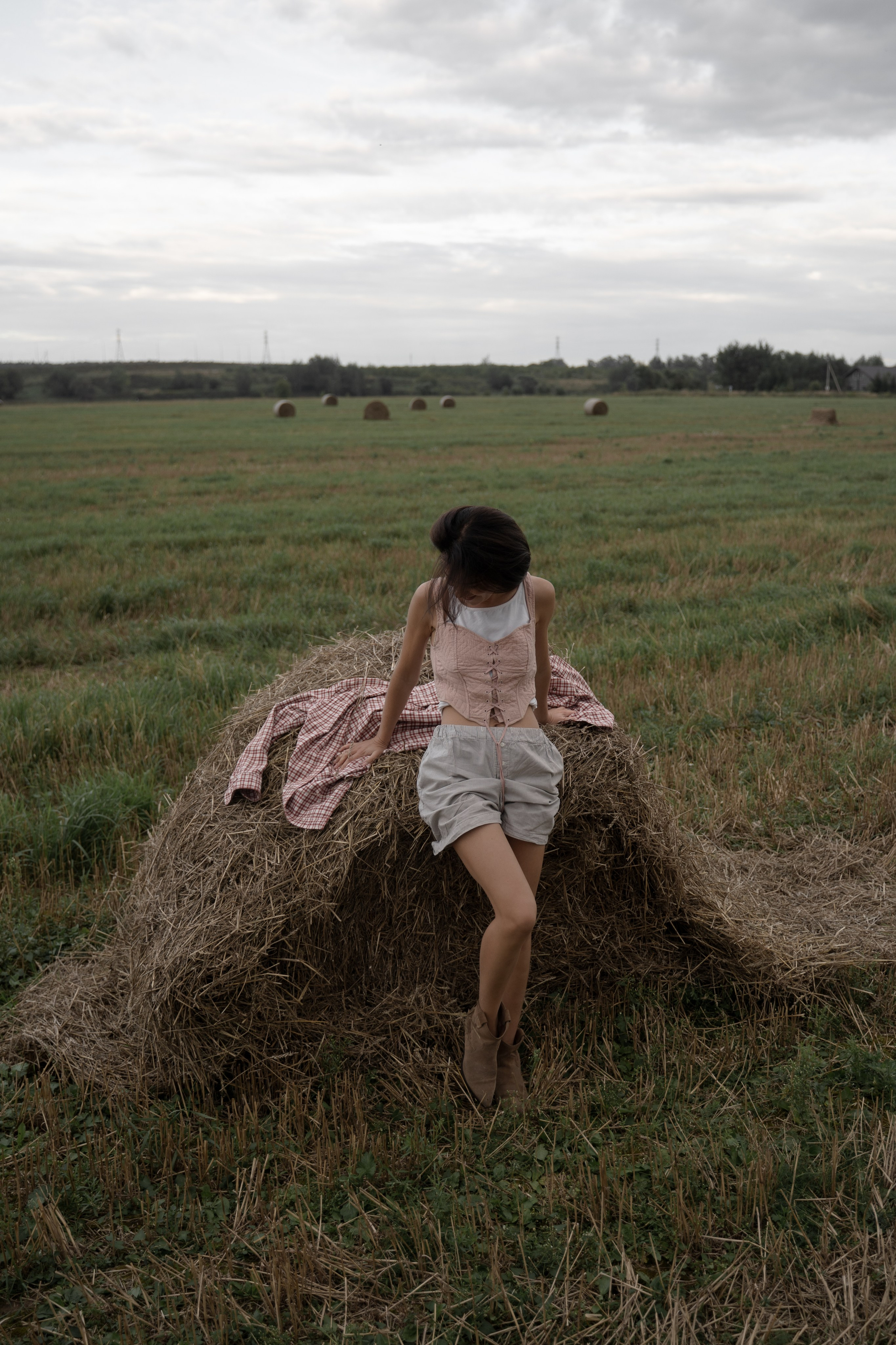 Фотосессия девушки на фоне стога в поле, фотограф в домодедово. 