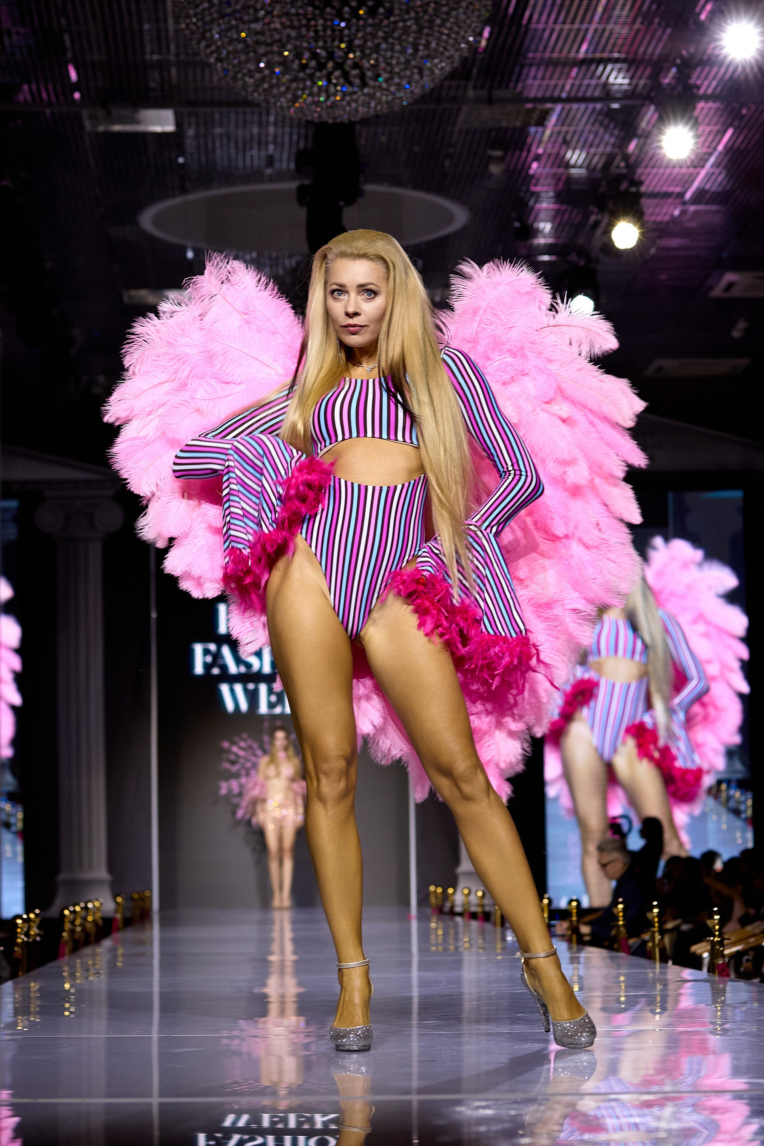 Показ в стиле Victoria's Secret | Ювелирная неделя моды «Эстет»