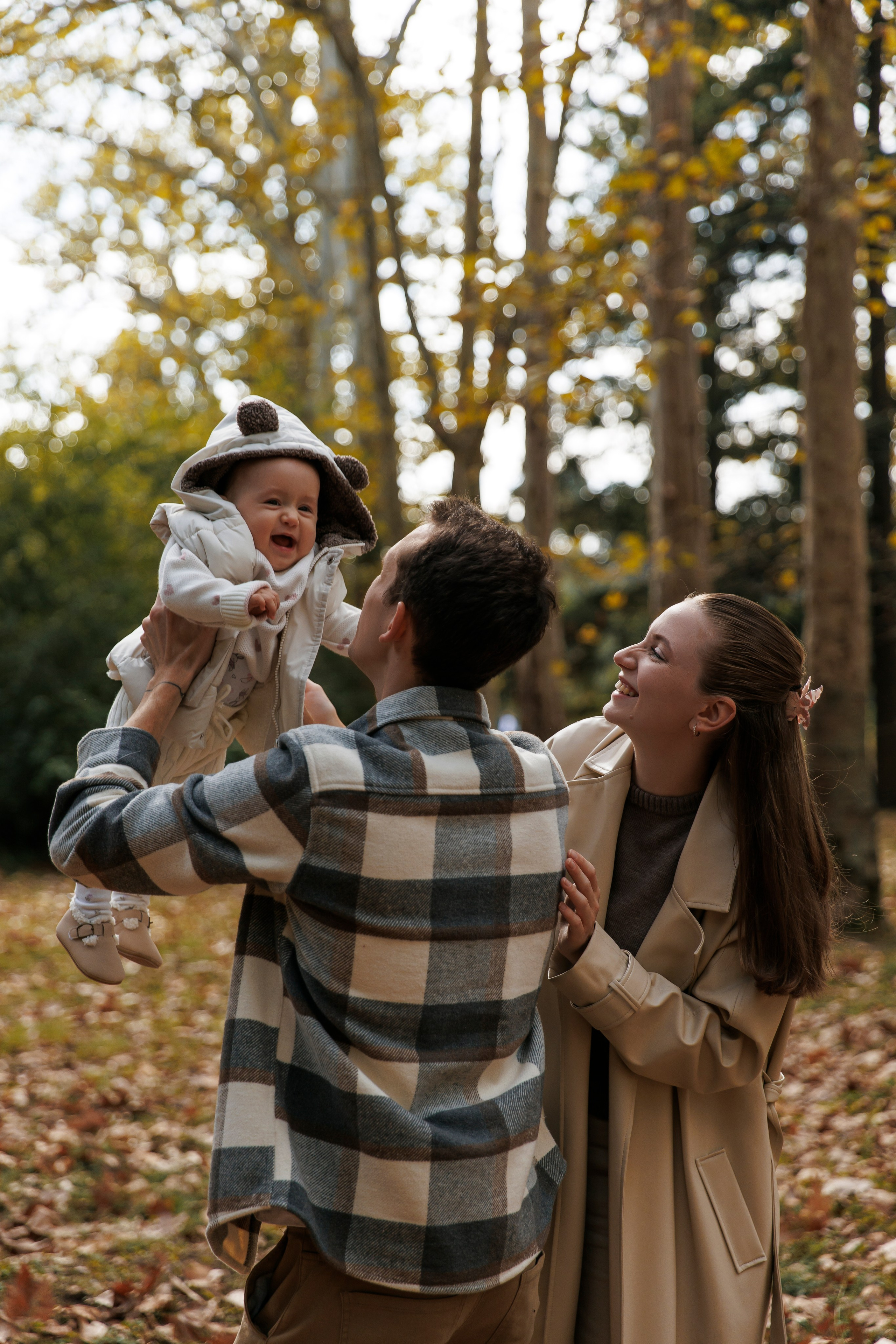 «Embracing Autumn: A Family Adventure Amidst Golden Leaves»