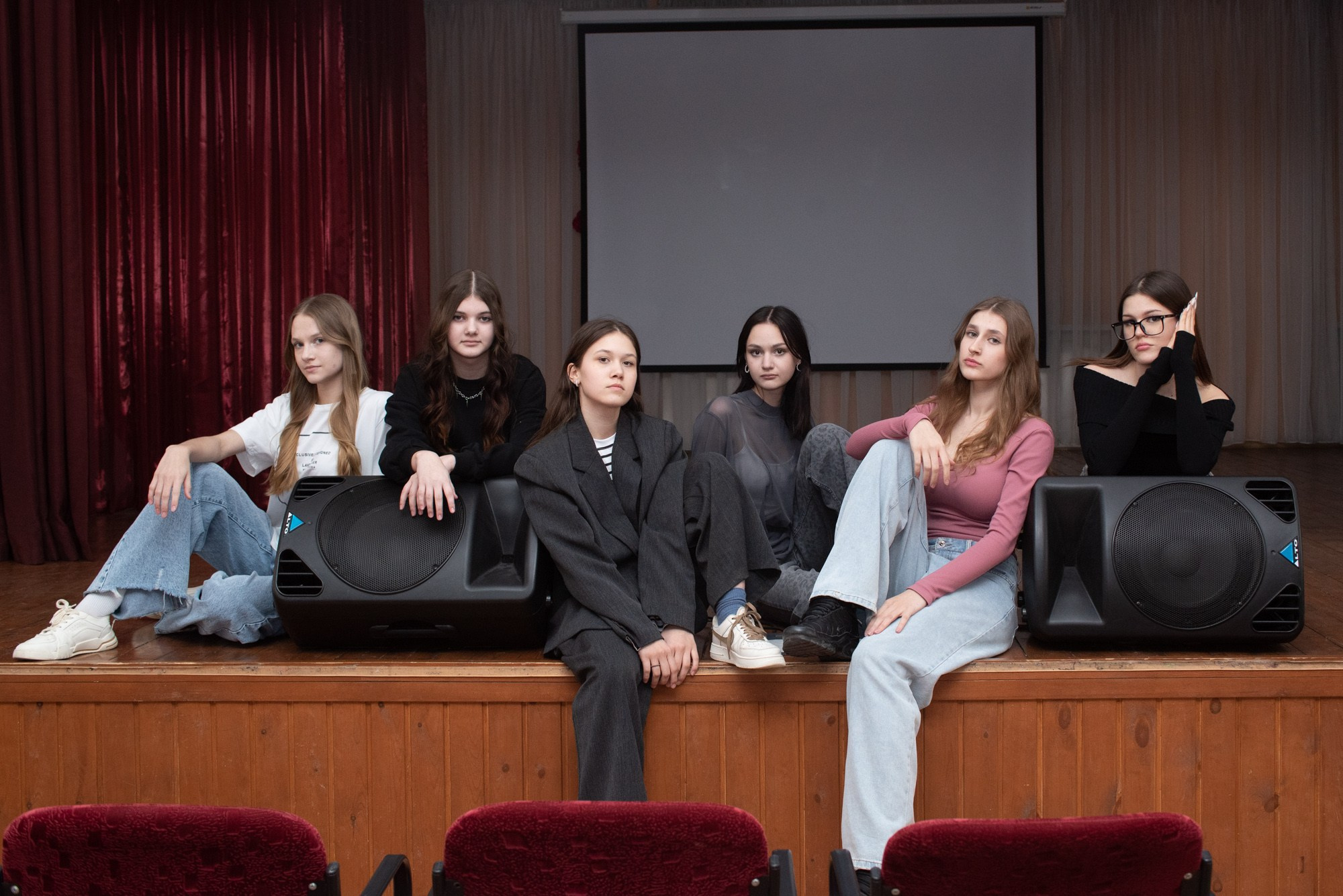 Старшая школа. Школьный фотограф, Новосибирск. Выпускные альбомы для школьников и детских садов, общие фото и «классные истории» для невыпускных классов