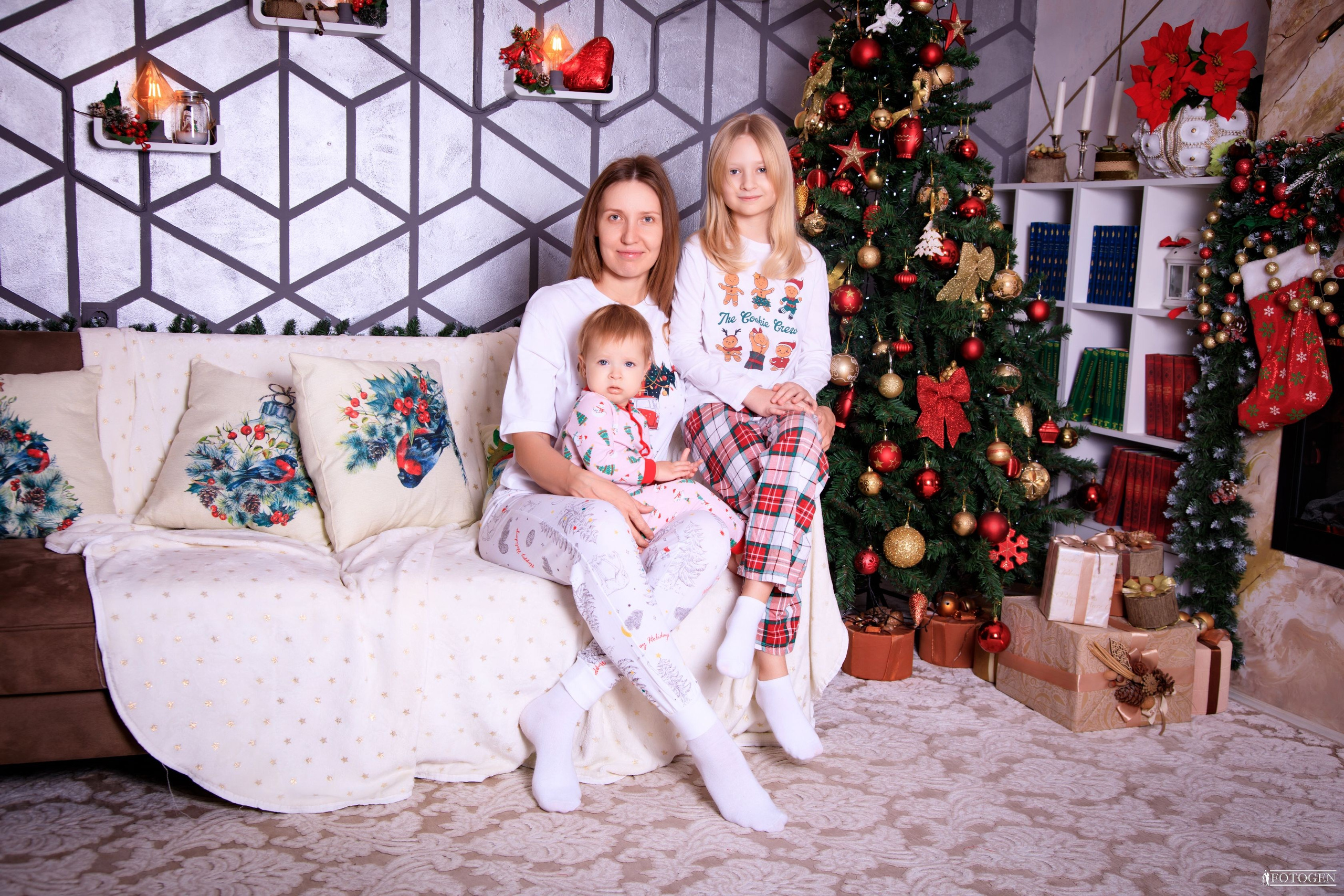 Портфолио больших семей: Единство и радость в новогодних интерьерах. Интерьерная фотостудия FOTOGEN г. Краснодар