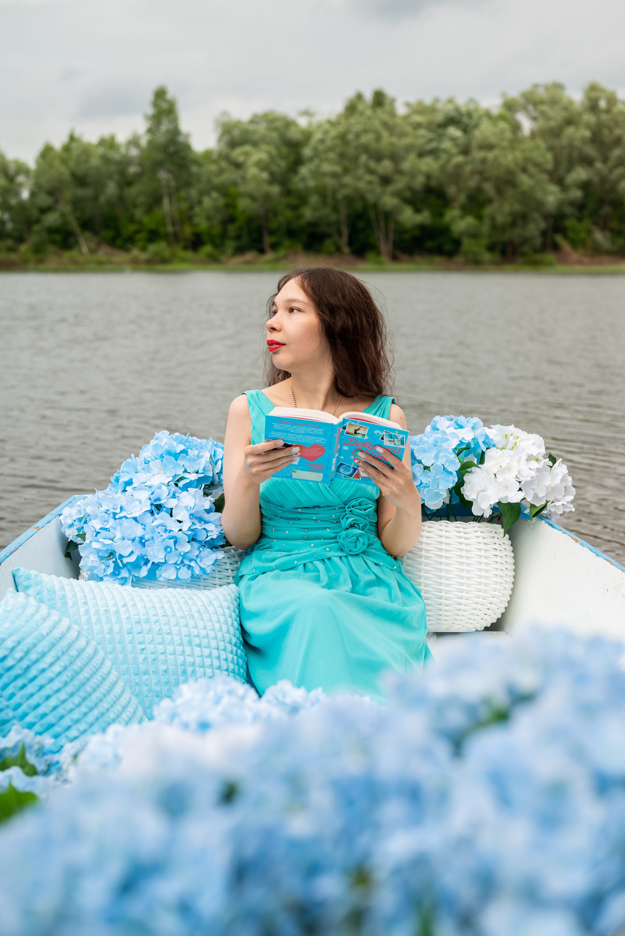 Фотопроект на лодке с голубыми гортензиями. Фотограф в городе Салават