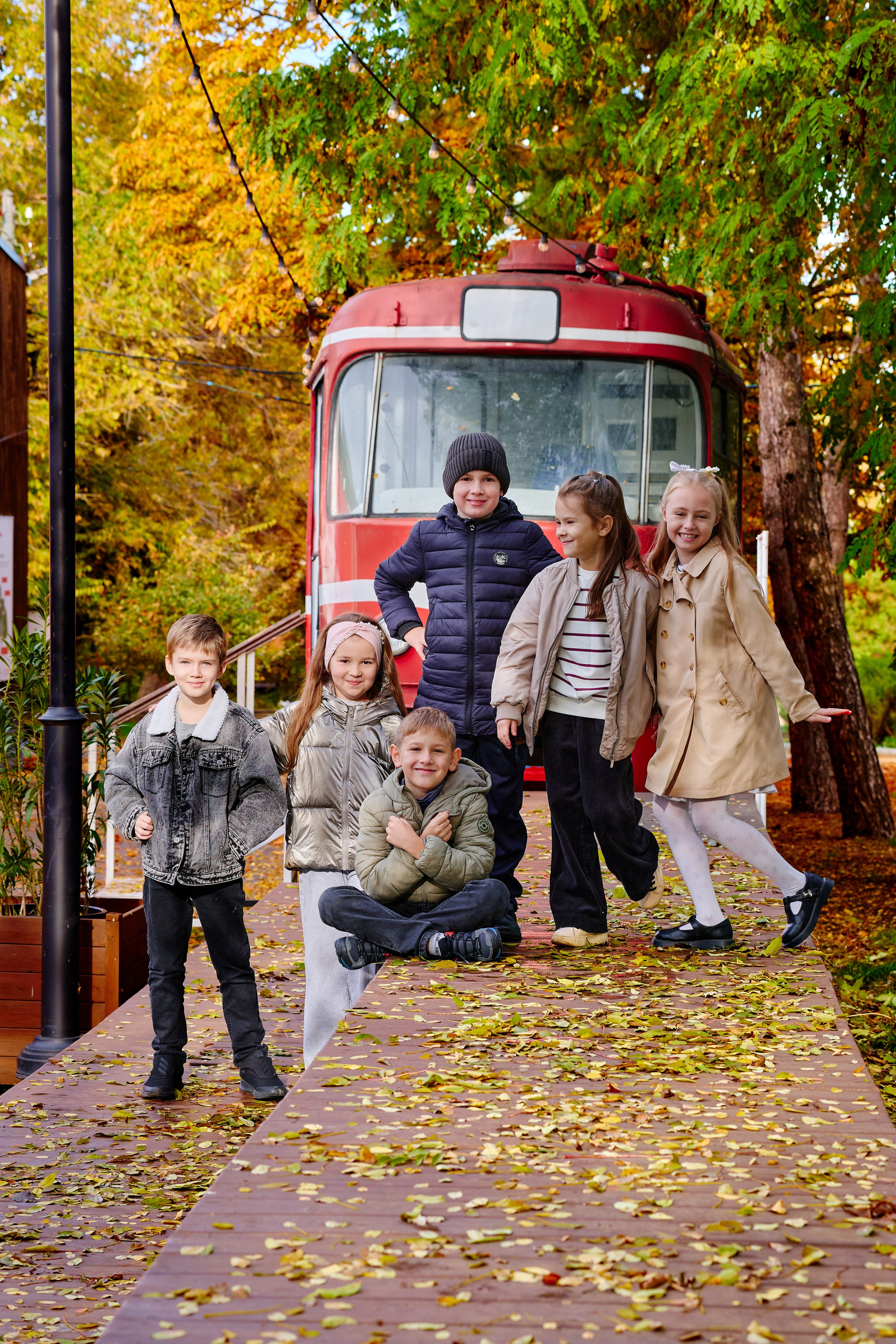 Прогулка в парке классом. Фотограф Выпускные альбомы Таганрог Сергей Коробченко