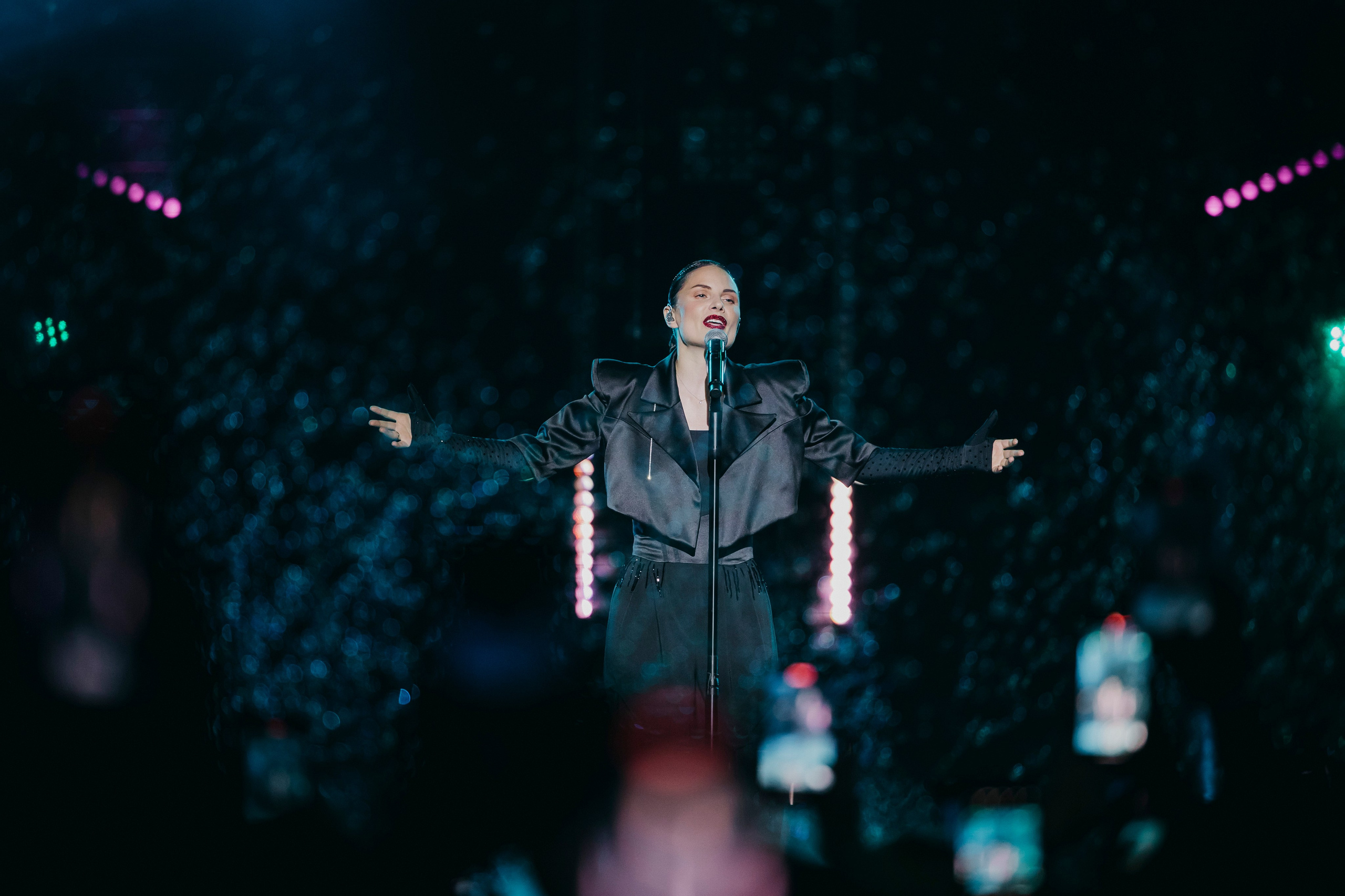 Ева Власова: «Танцуй вопреки», Crocus City Hall. «Птичка на проводе»: информационный портал в Москве