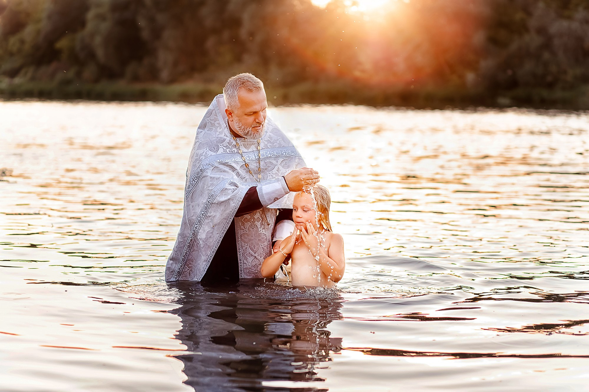 Фотографии момента погружения в купель (Таинство крещения). Moscow_CPC