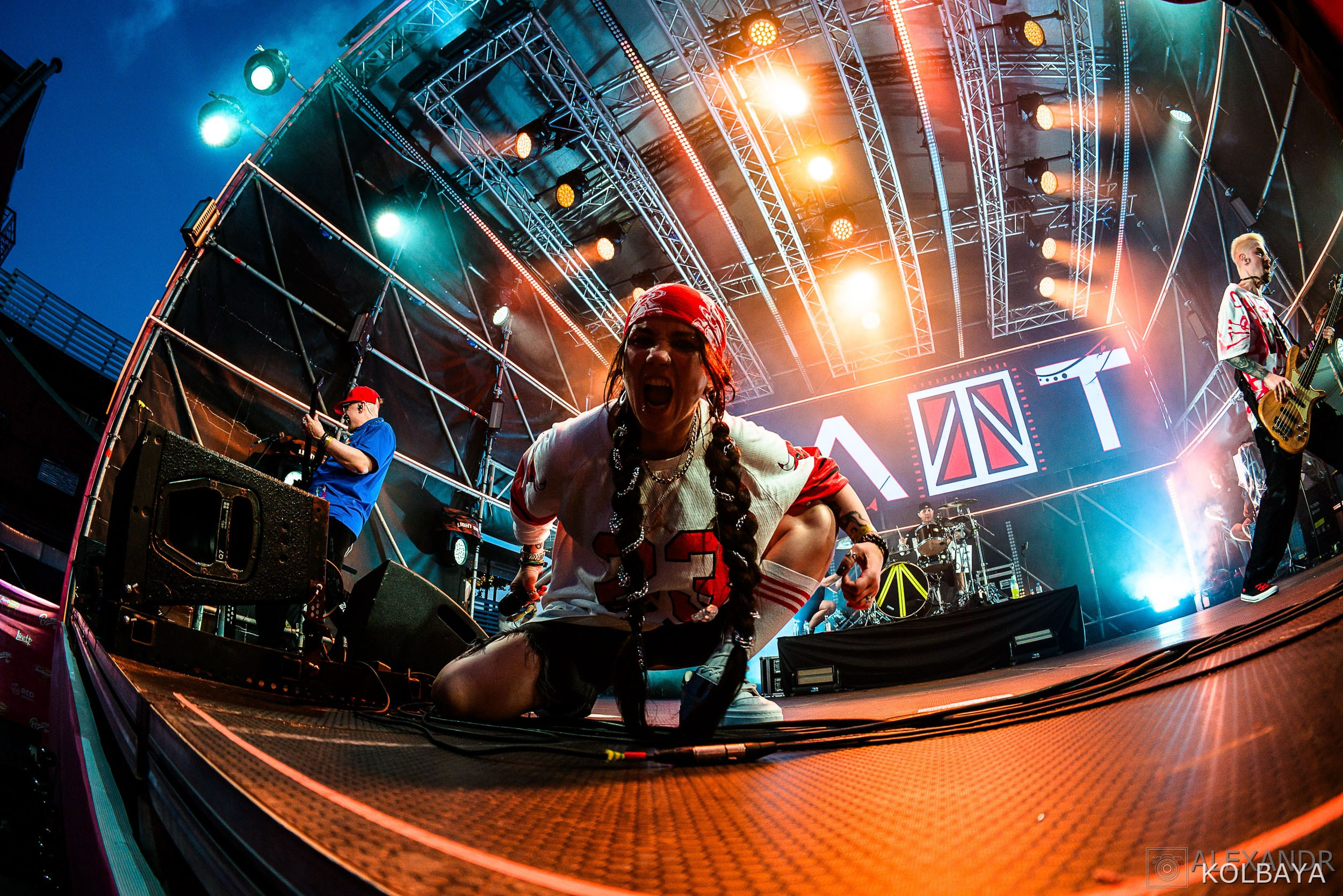 Фоторепортаж с концерта группы СЛОТ на Red Summer 2025. Концертный и театральный репортажный фотограф в Москве Александр Колбая
