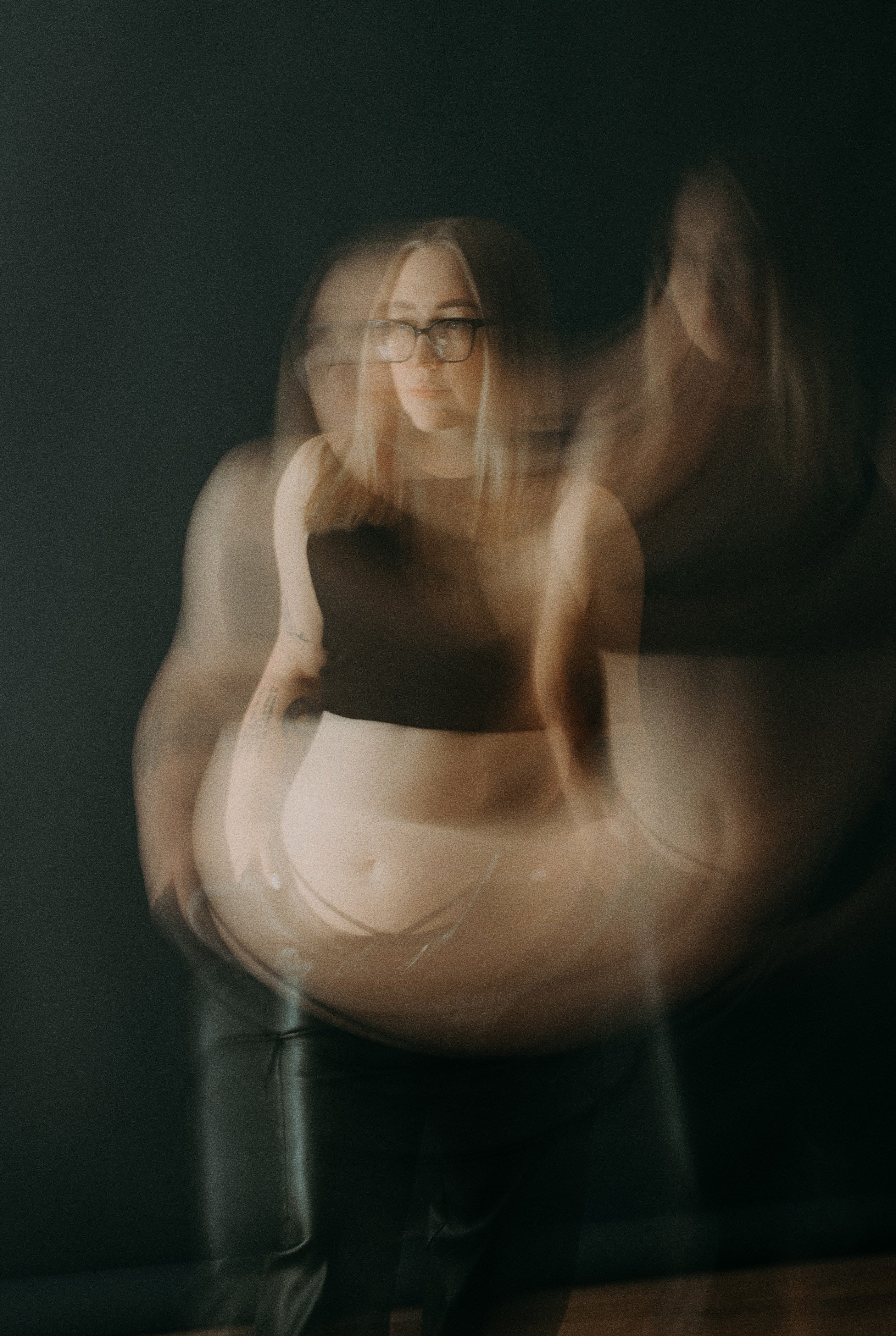 На черном фоне. Семейный и контент фотограф