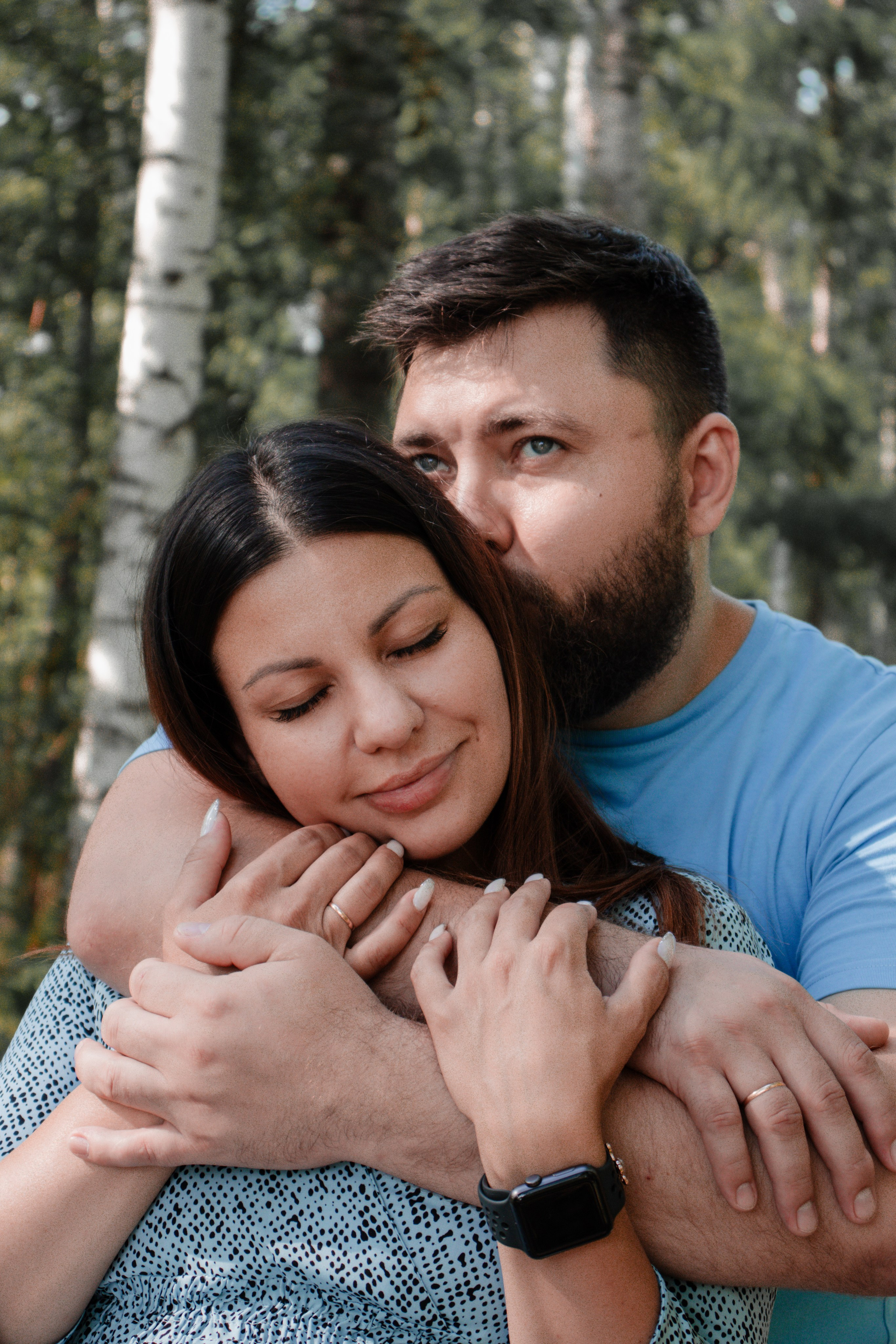 Прогулочная природная фотосессия беременной девушки с мужем в городе Томск