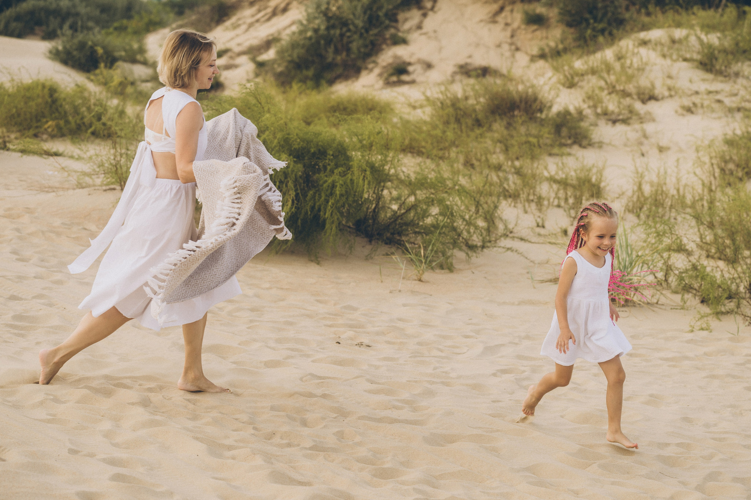 Танцующие тени: фотограф Голубицкая создала силуэтный портрет мамы и дочки на закате  