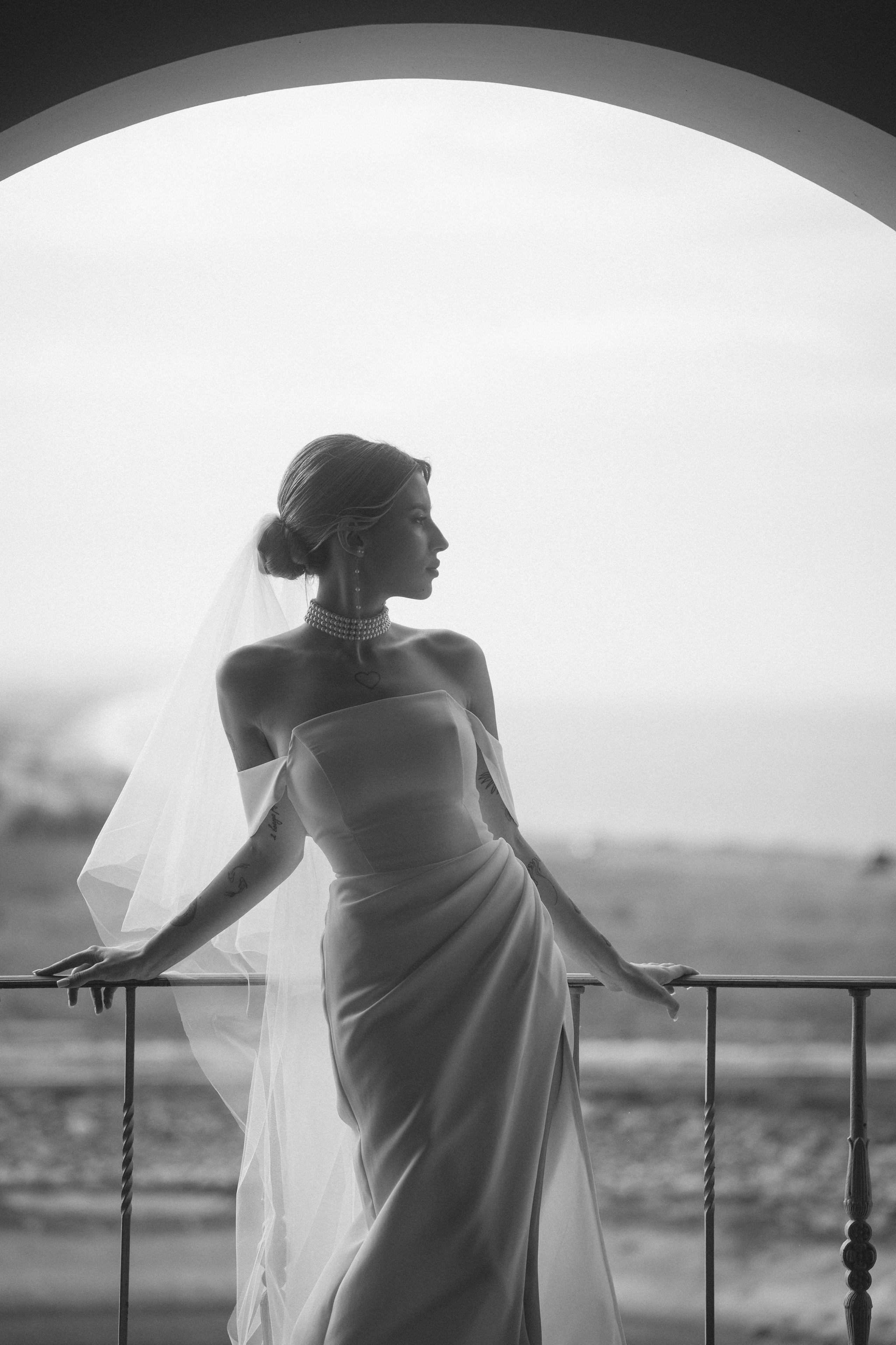 Черно-белая фотография невесты, портрет невесты, в локациях Темрюка, в поместье Голубицкое, Краснодарский край