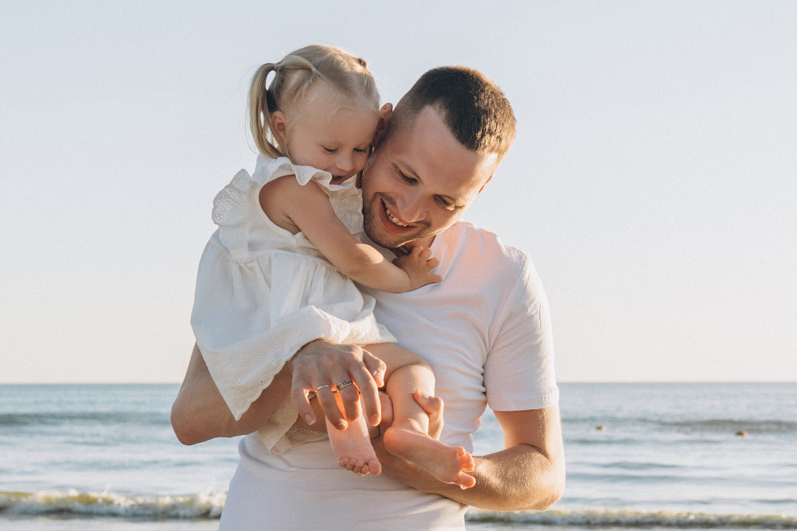 Новороссийск в кадре: мама и дочка в одинаковых платьях танцуют на причале