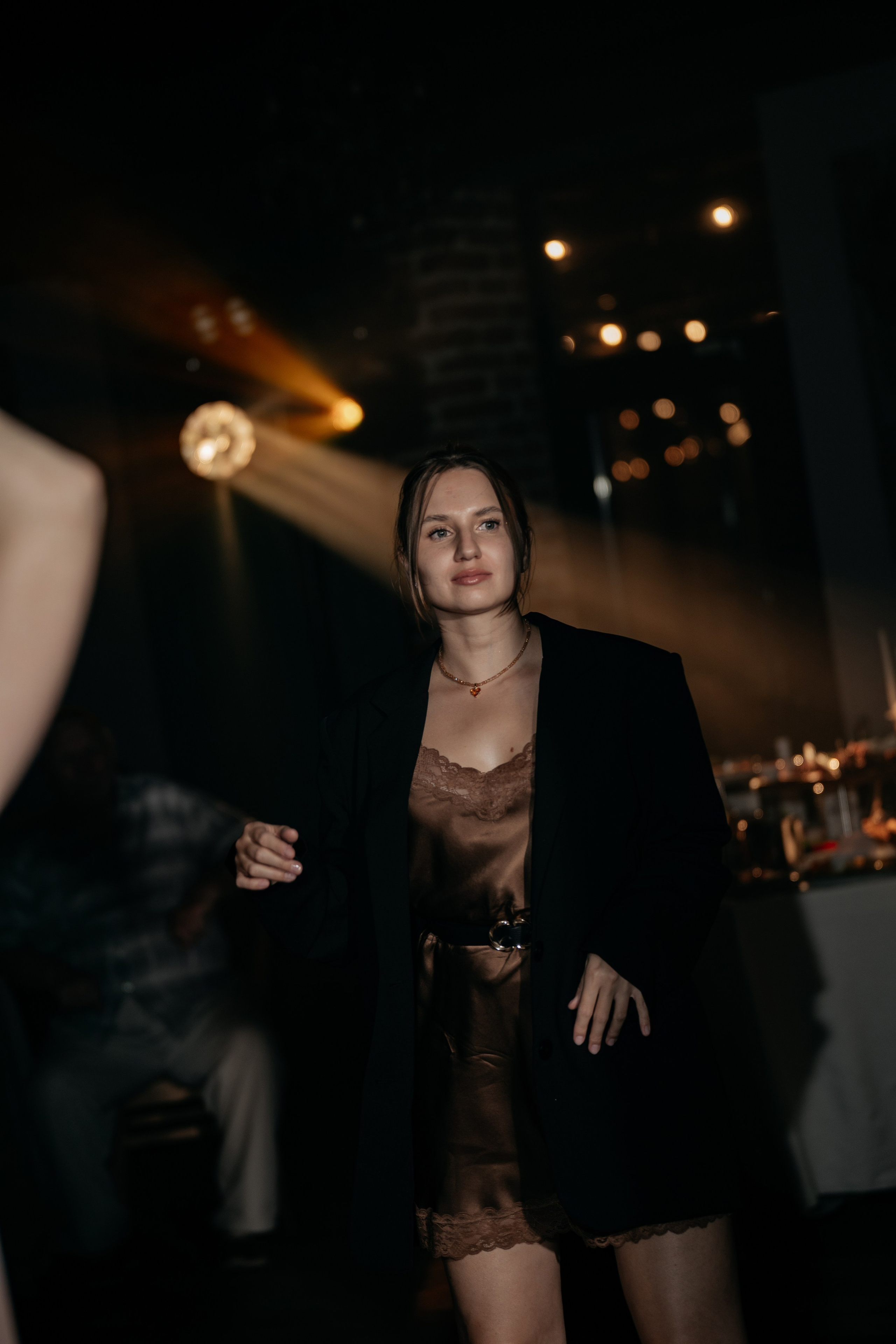 Свадебный фотограф Анапа запечатлел танцевальные моменты гостей на свадебном банкете.